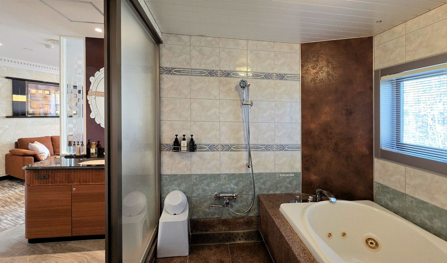 【スーペリア】客室、洗面、温泉付き浴室　※写真は客室の一例です。