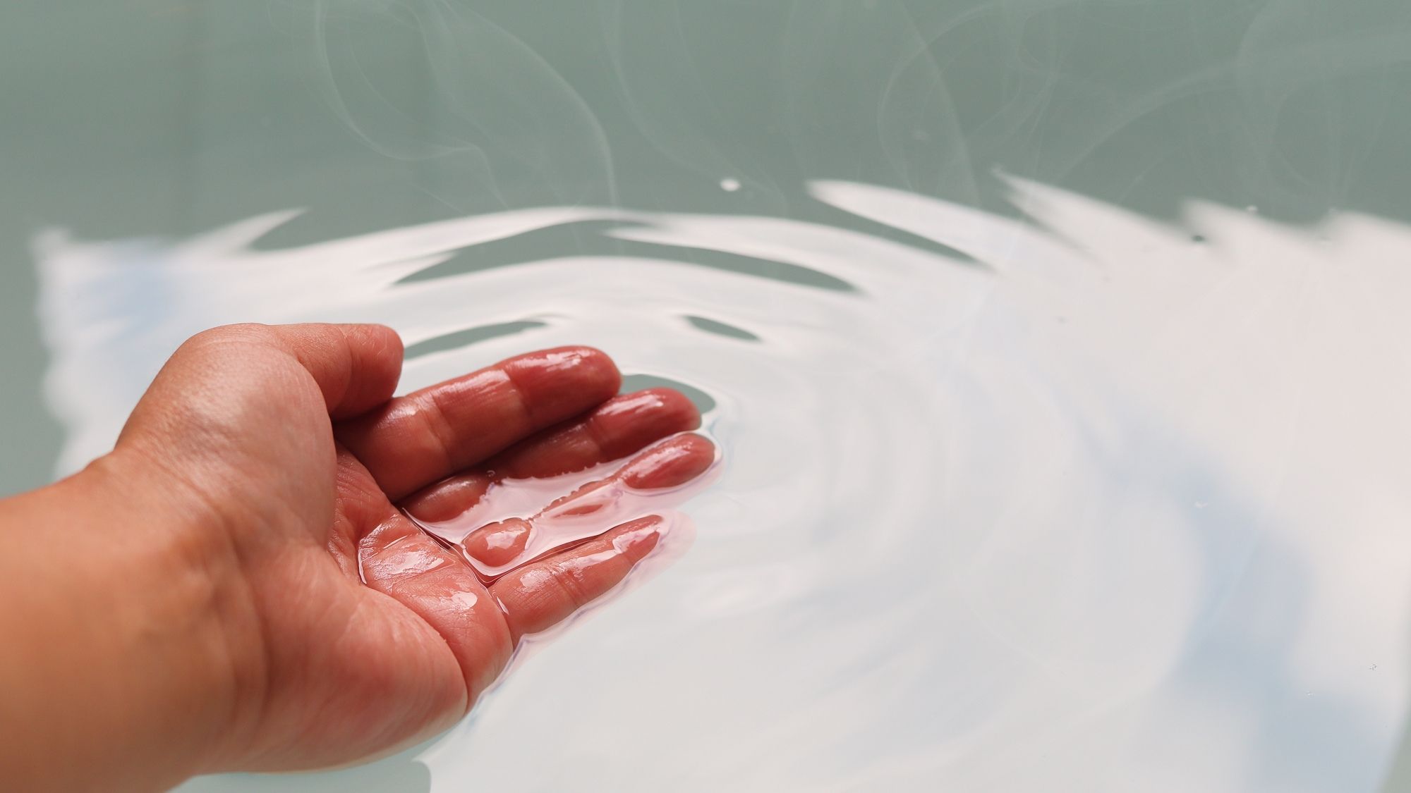 当ホテルの温泉はアルカリ単純泉　無色透明で肌に優しくリウマチや神経痛疲労回復の効果も期待されています