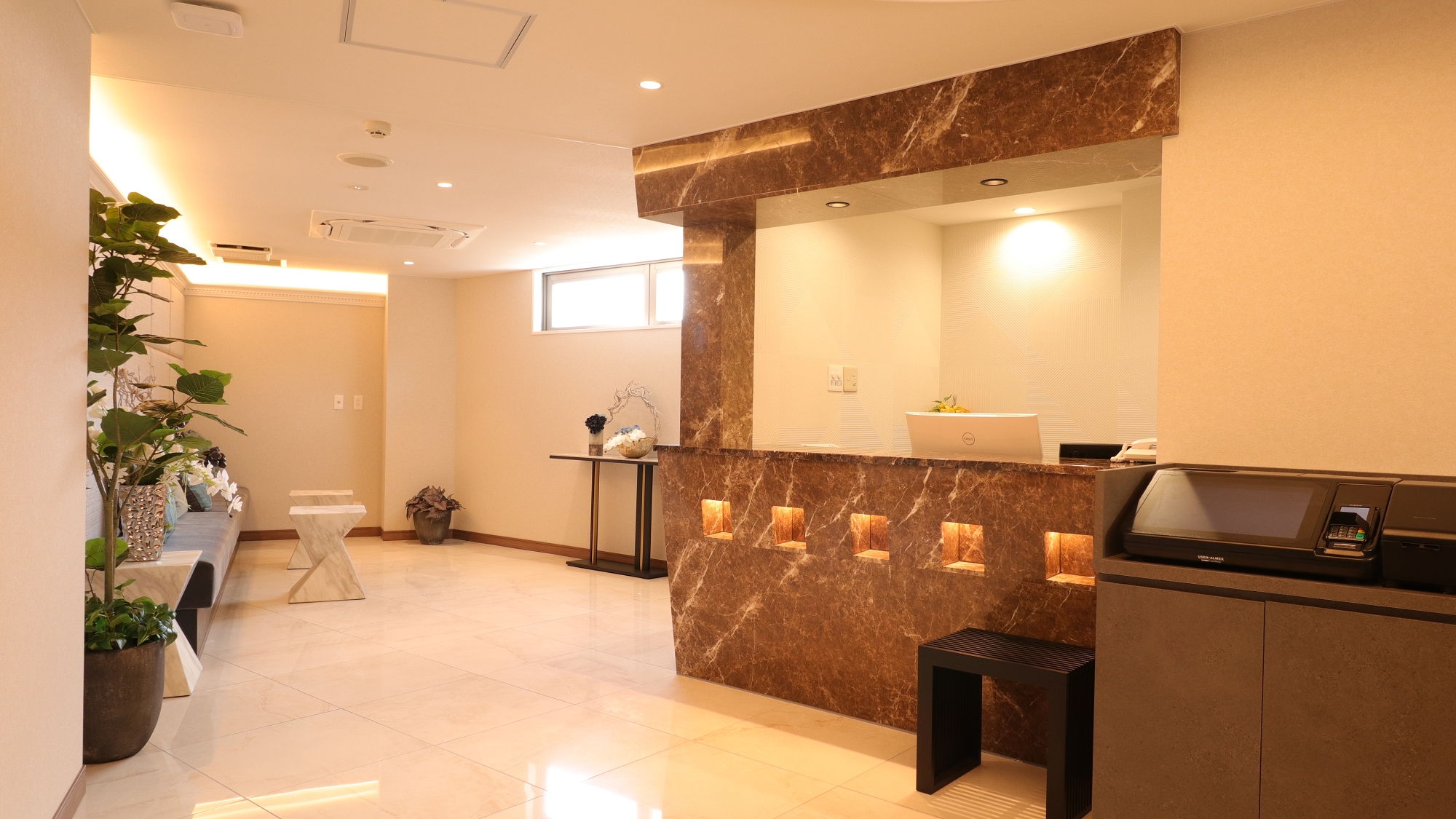 1階フロントの様子