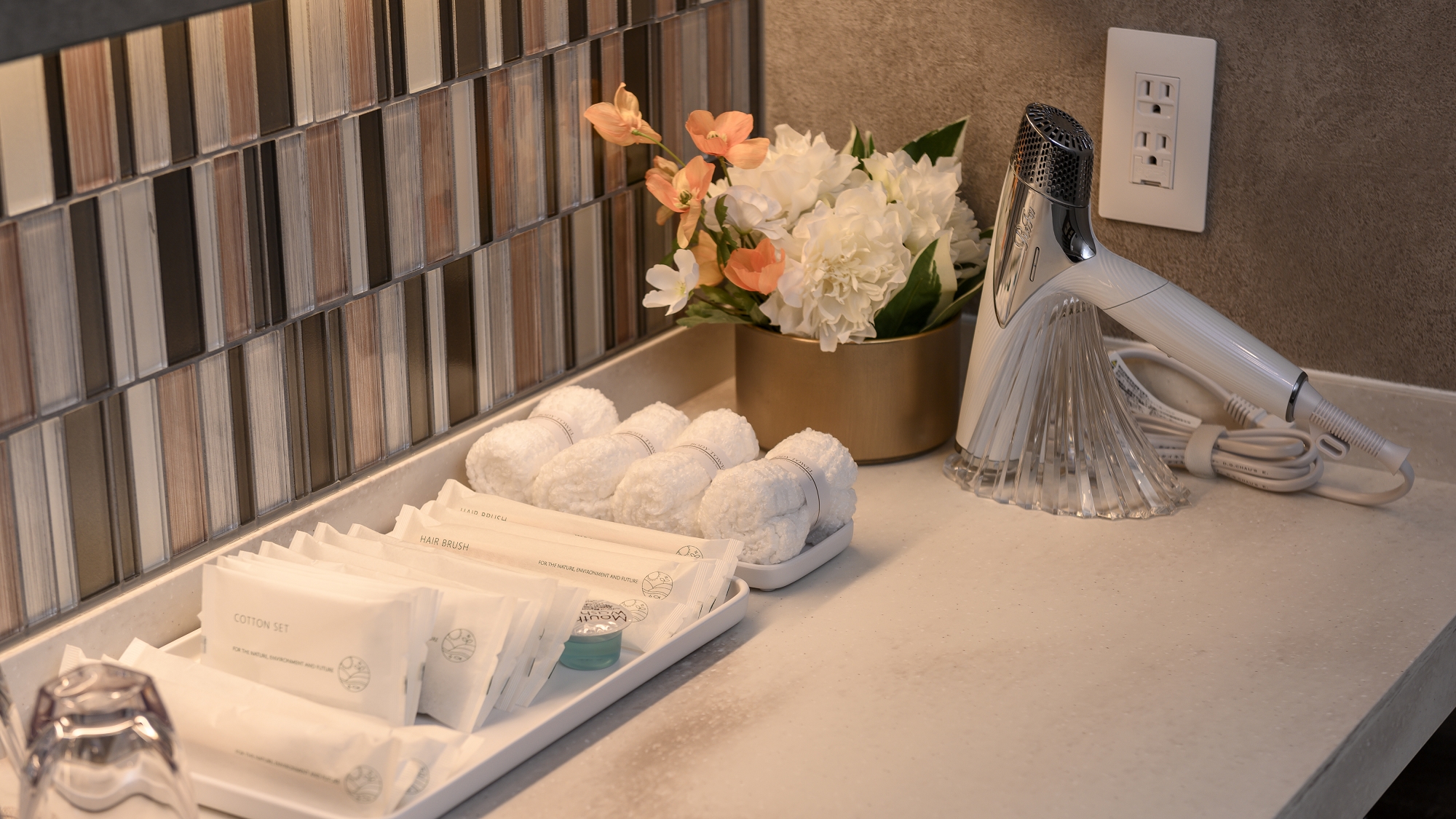 サウナ室洗面付近の様子　ドライヤーはサウナ室のほか全部屋に設置しております