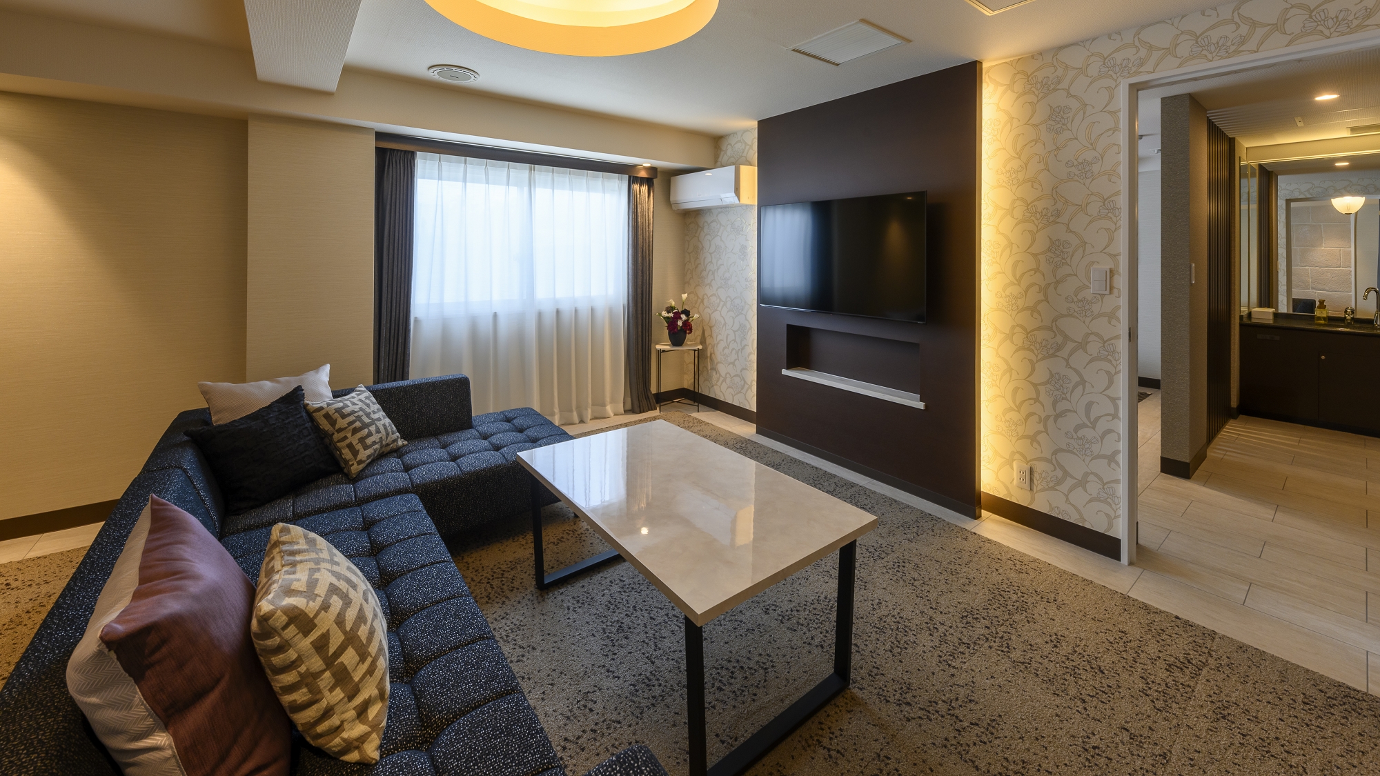 【スイート】リビング+ベッドルーム 温泉付き／2名様　リビングルームの様子