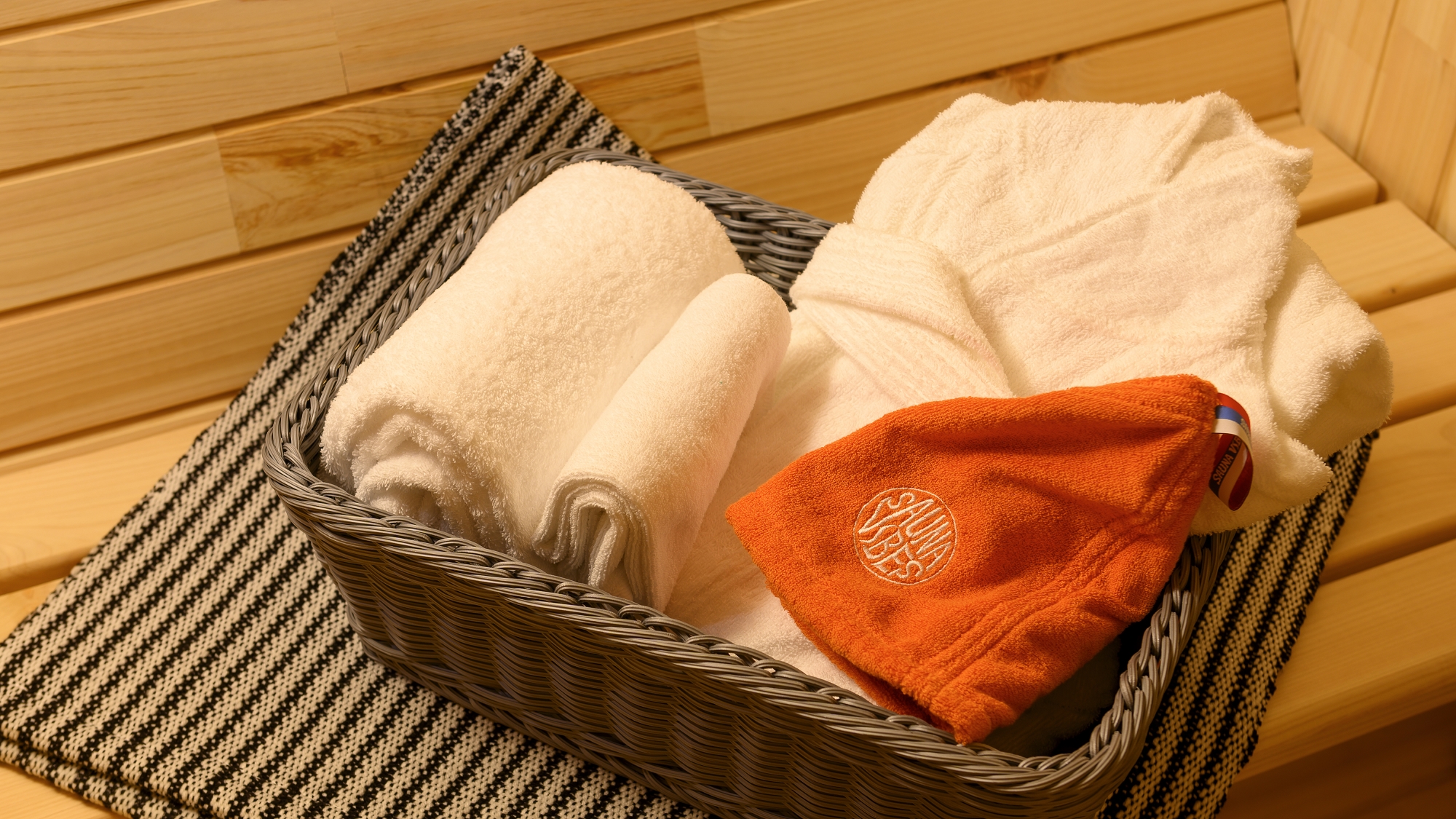 サウナ室には無料でサウナハットとバスローブもご用意しております
