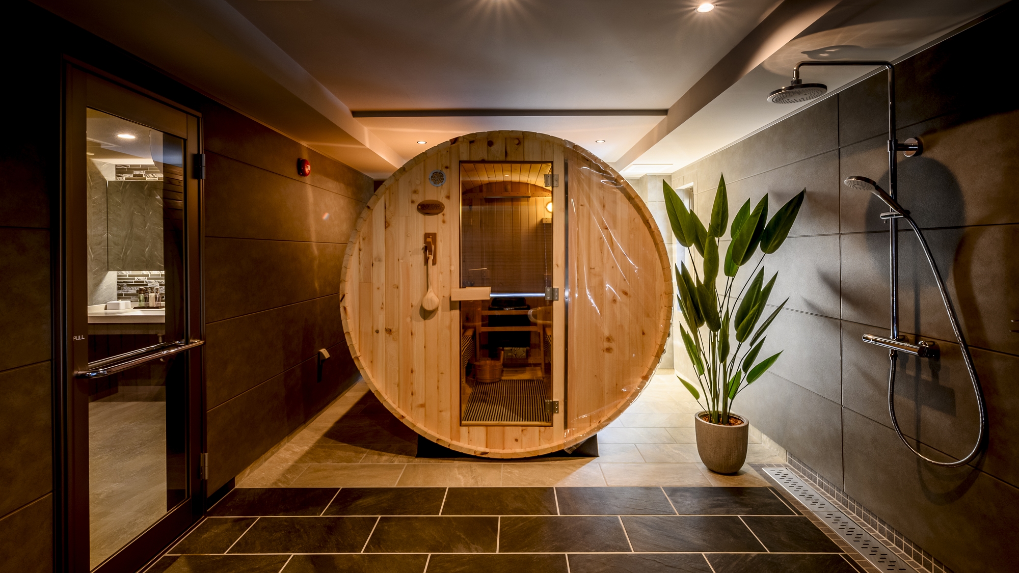 会話も気兼ねなく楽しめる完全プライベートサウナ