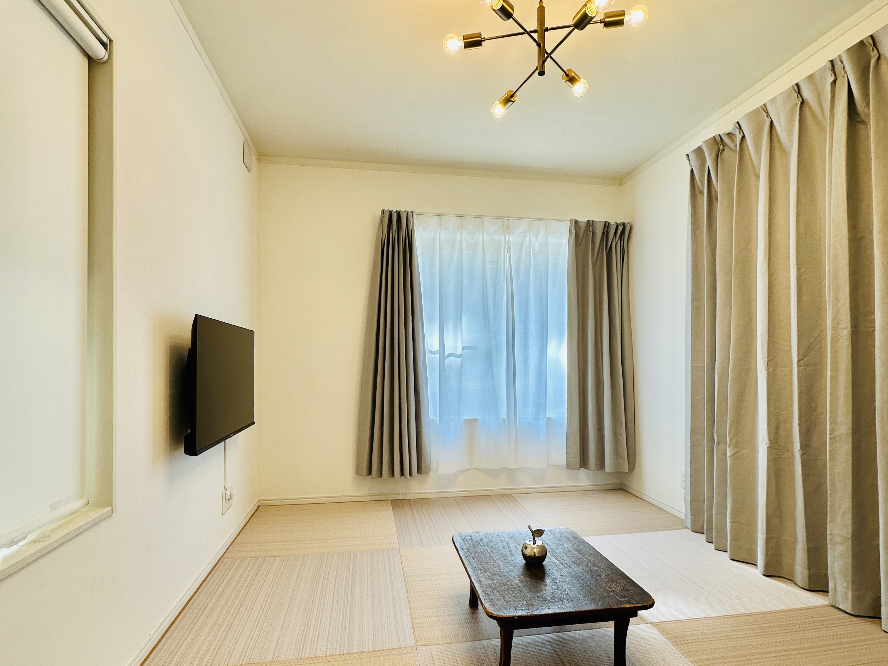 約６畳の和室です。珍しいローズクウォーツ色のヘリ無し畳でお出迎え