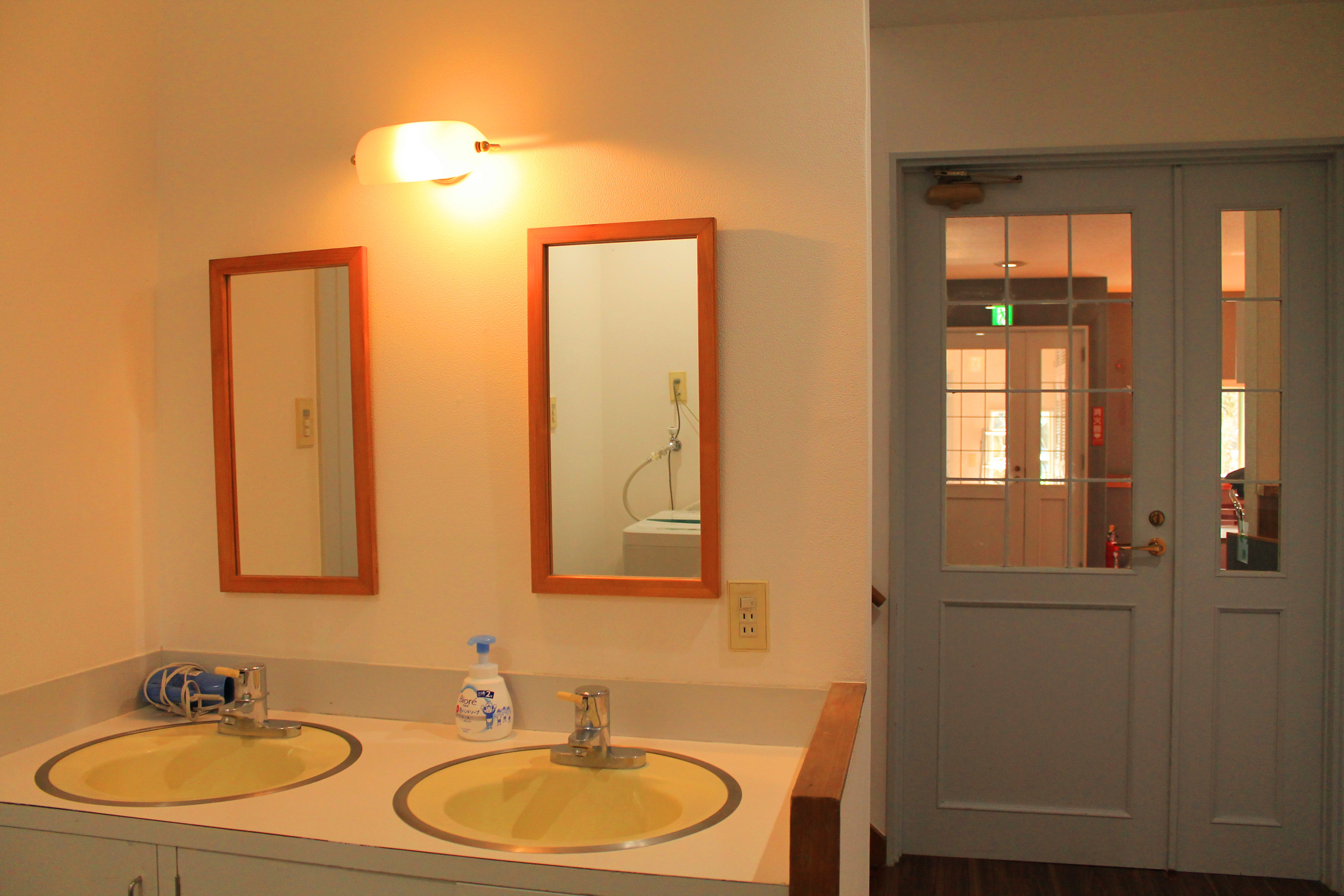 1階共用洗面化粧台