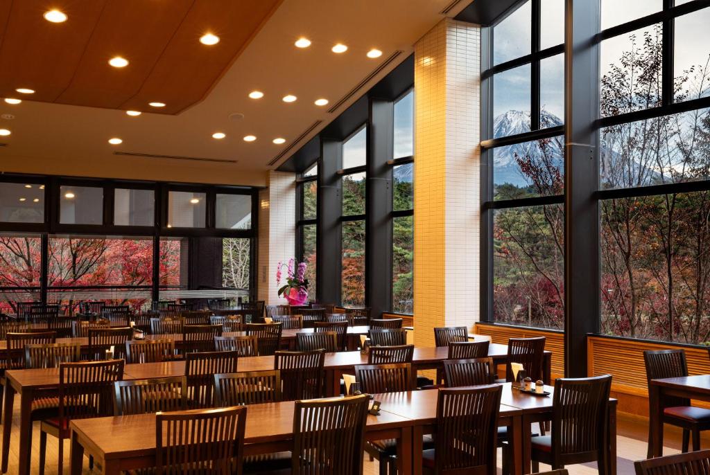 富士山の見える食事会場