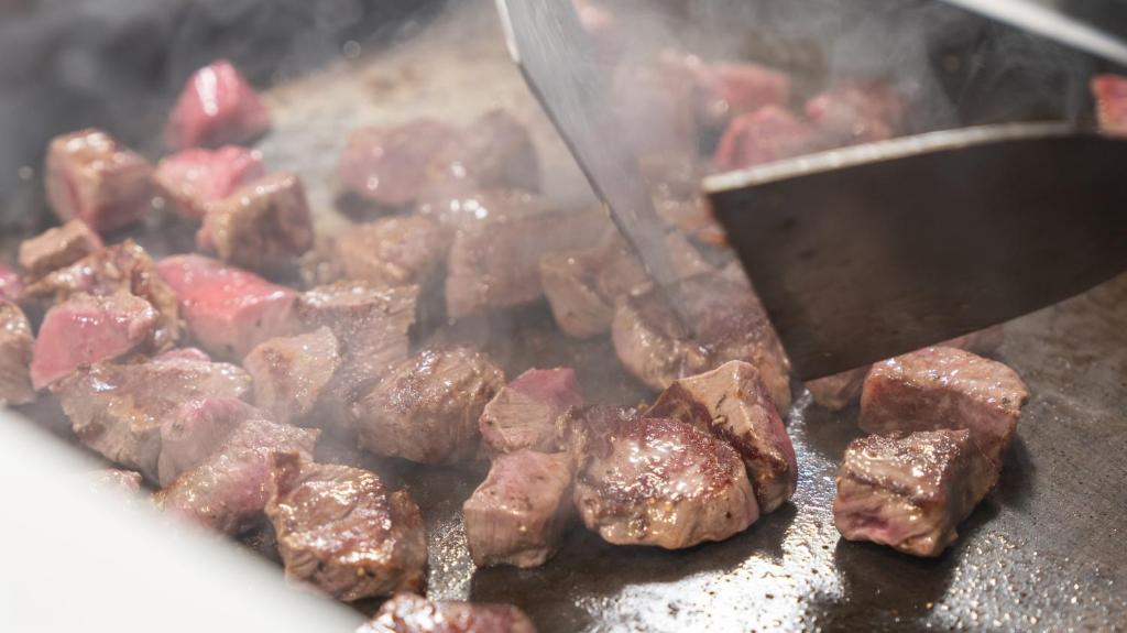 バイキング提供 ライブキッチンにて提供のステーキ