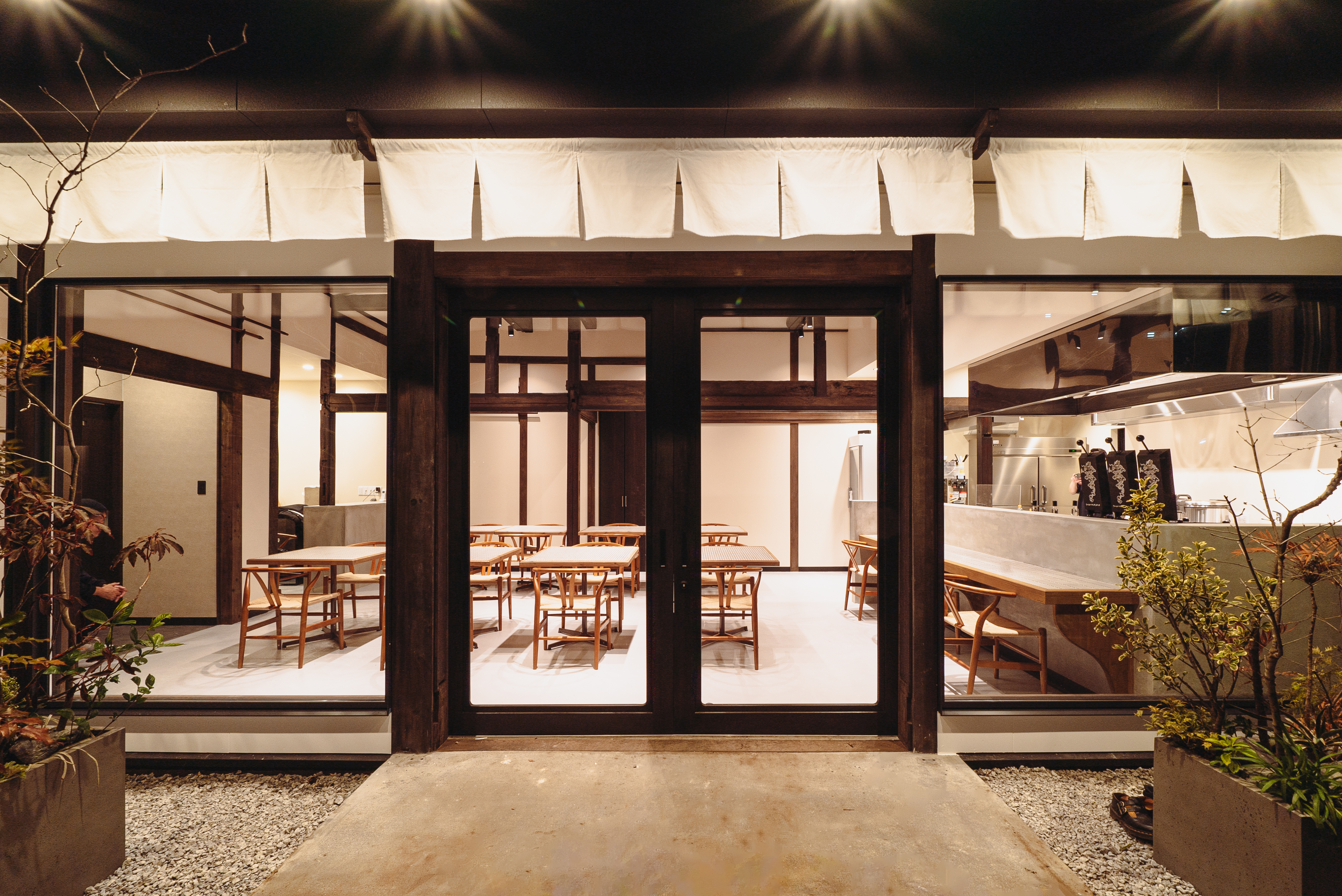 八方餃子：店内