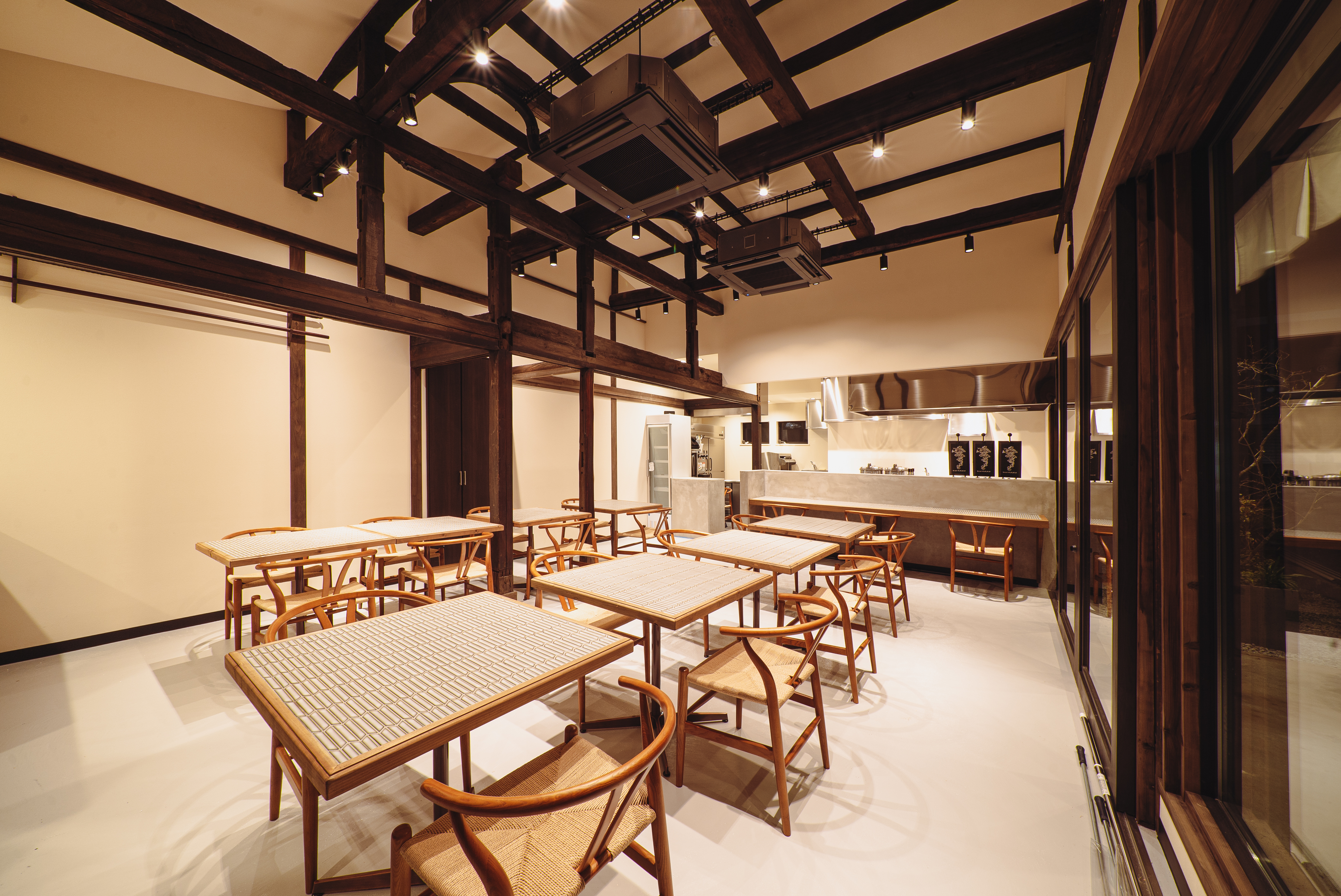 八方餃子：店内