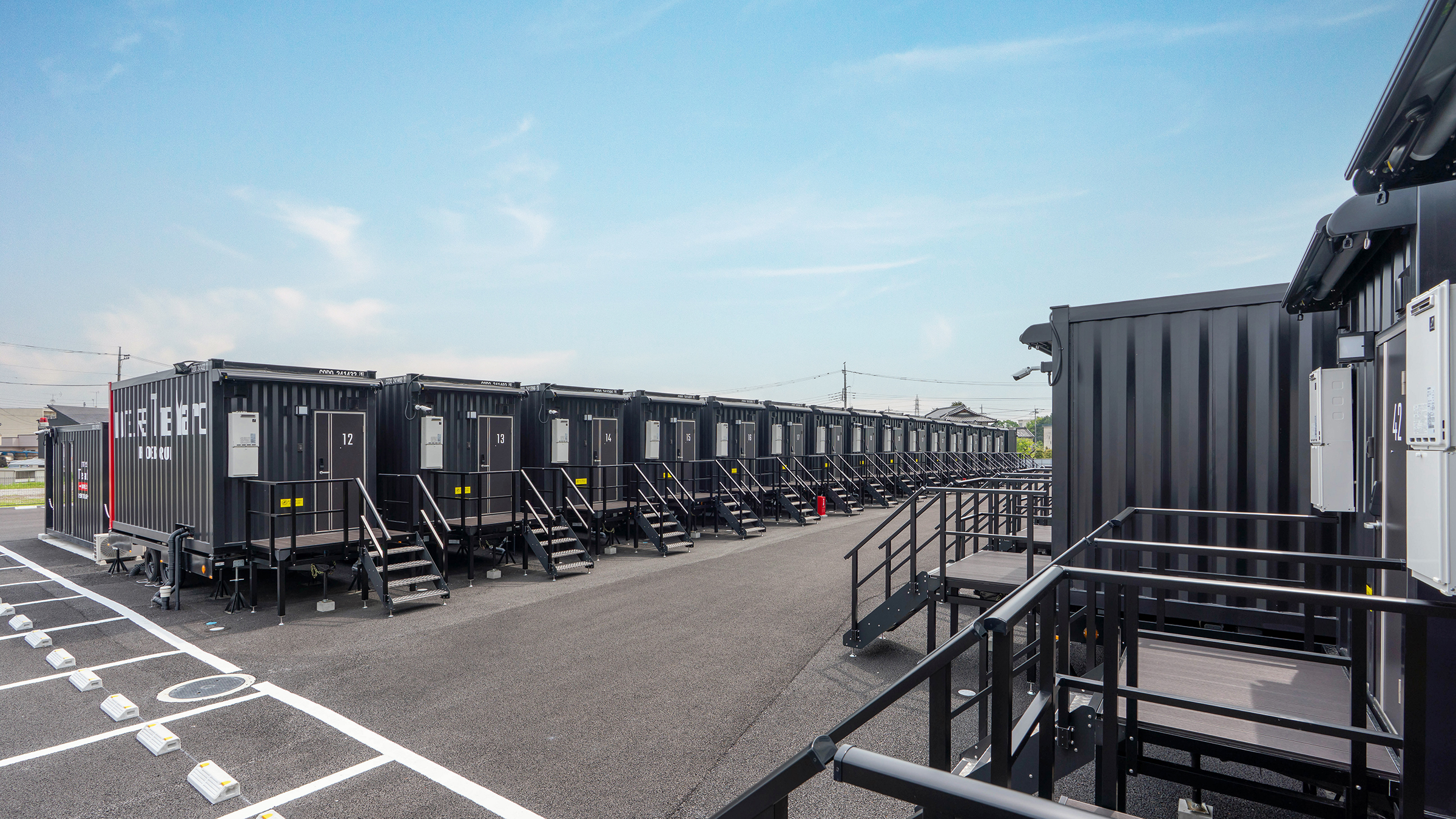 夜でも明るく安心！防犯カメラを複数設置しセキュリティ対策もバッチリ！日差しや雨を遮るオーニングを完備。