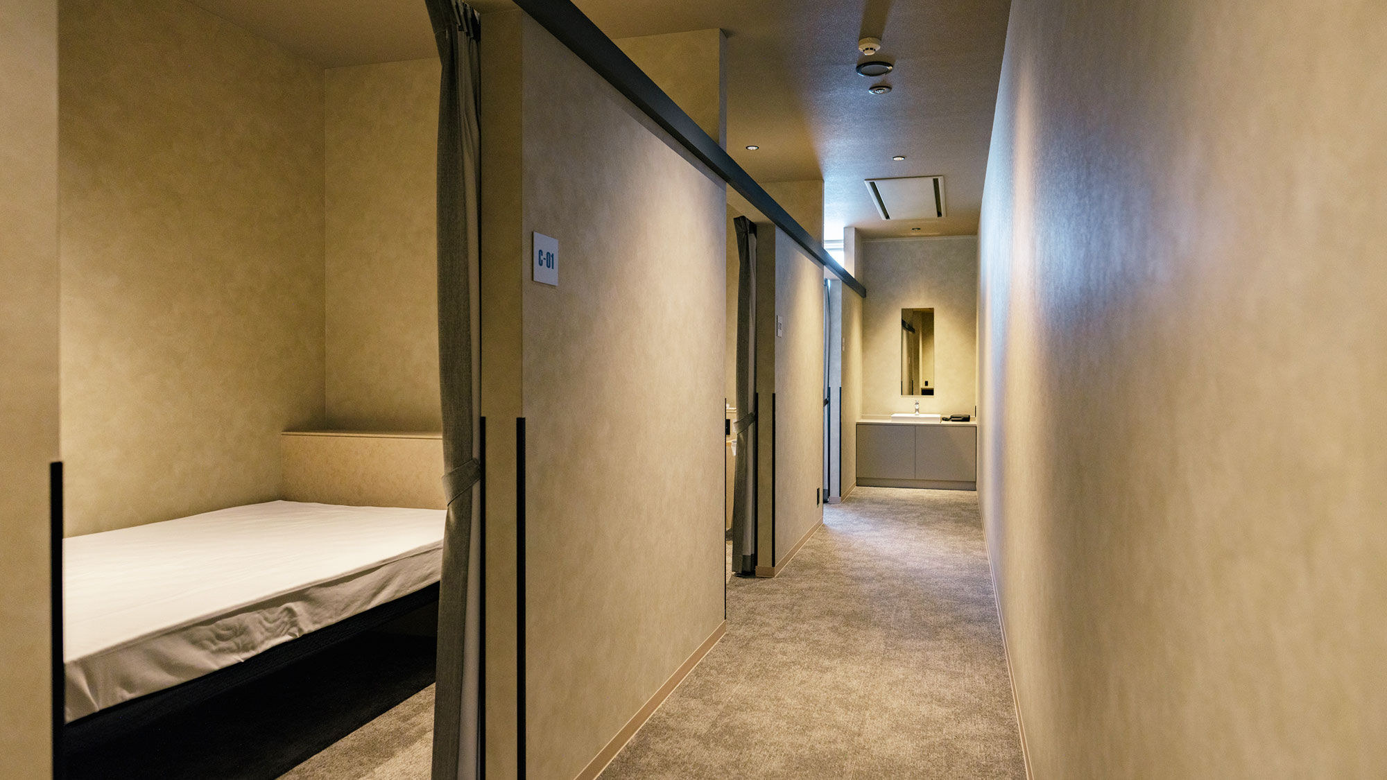 【キャビン】入口はカーテンで仕切られており、プライベートスペースが確保できます。