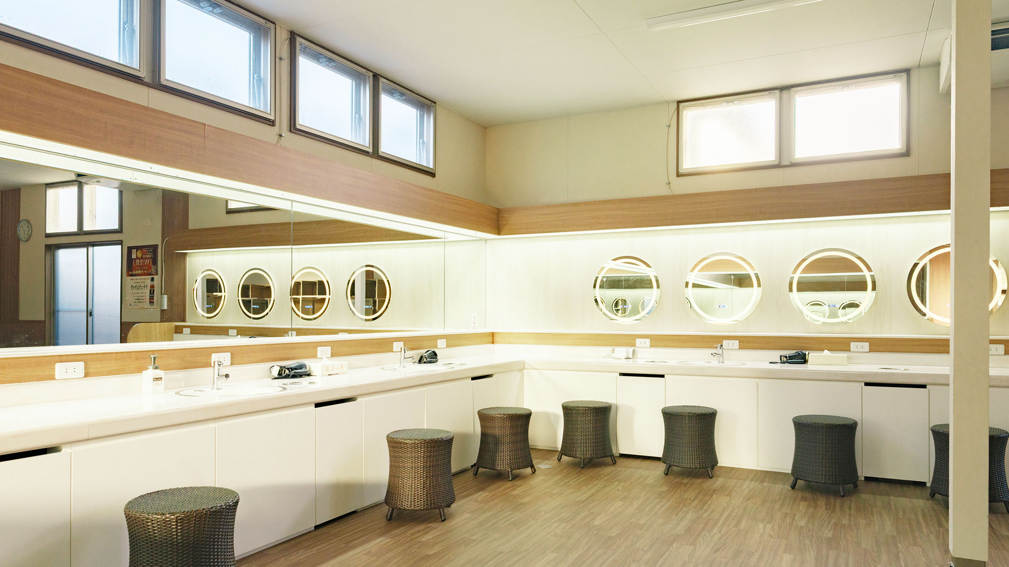 【最高の湯／脱衣所】清潔感のある脱衣所。洗面スペースも鏡も広々とお使いいただけます。※写真は女性専用