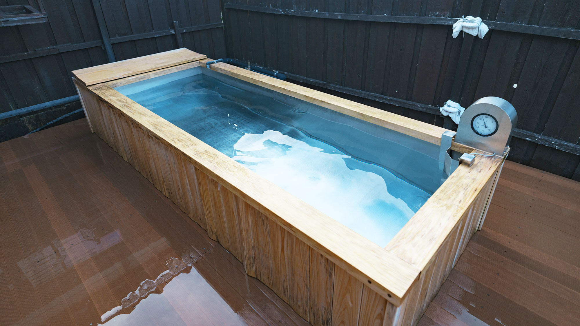 【最高の湯／水風呂】露天エリアのバレルサウナ前にある水風呂。髪の毛・身体をしっかり洗えば潜水もOK！