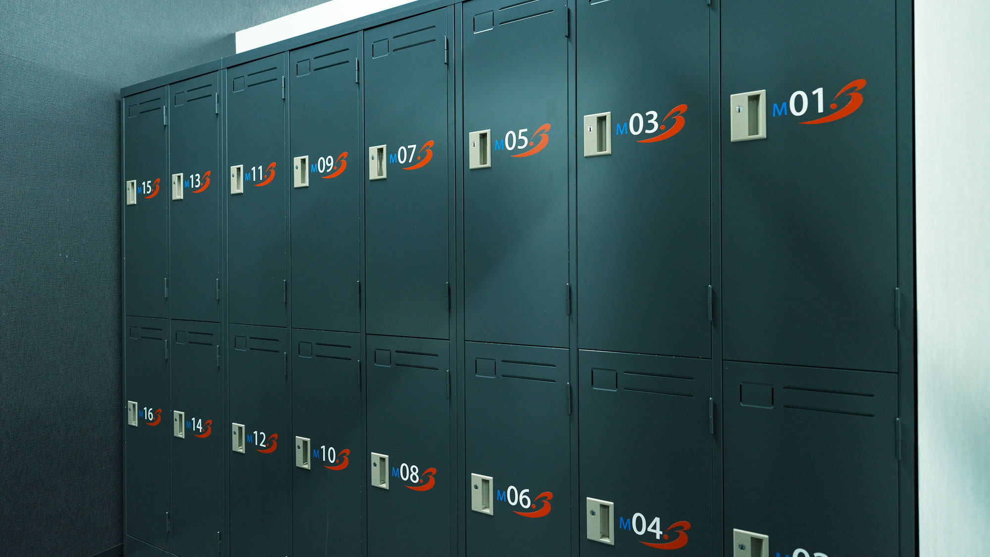 【最高の湯／ベスポジム】専用のロッカーもございます。ジムご利用の際には室内履きをご用意ください。