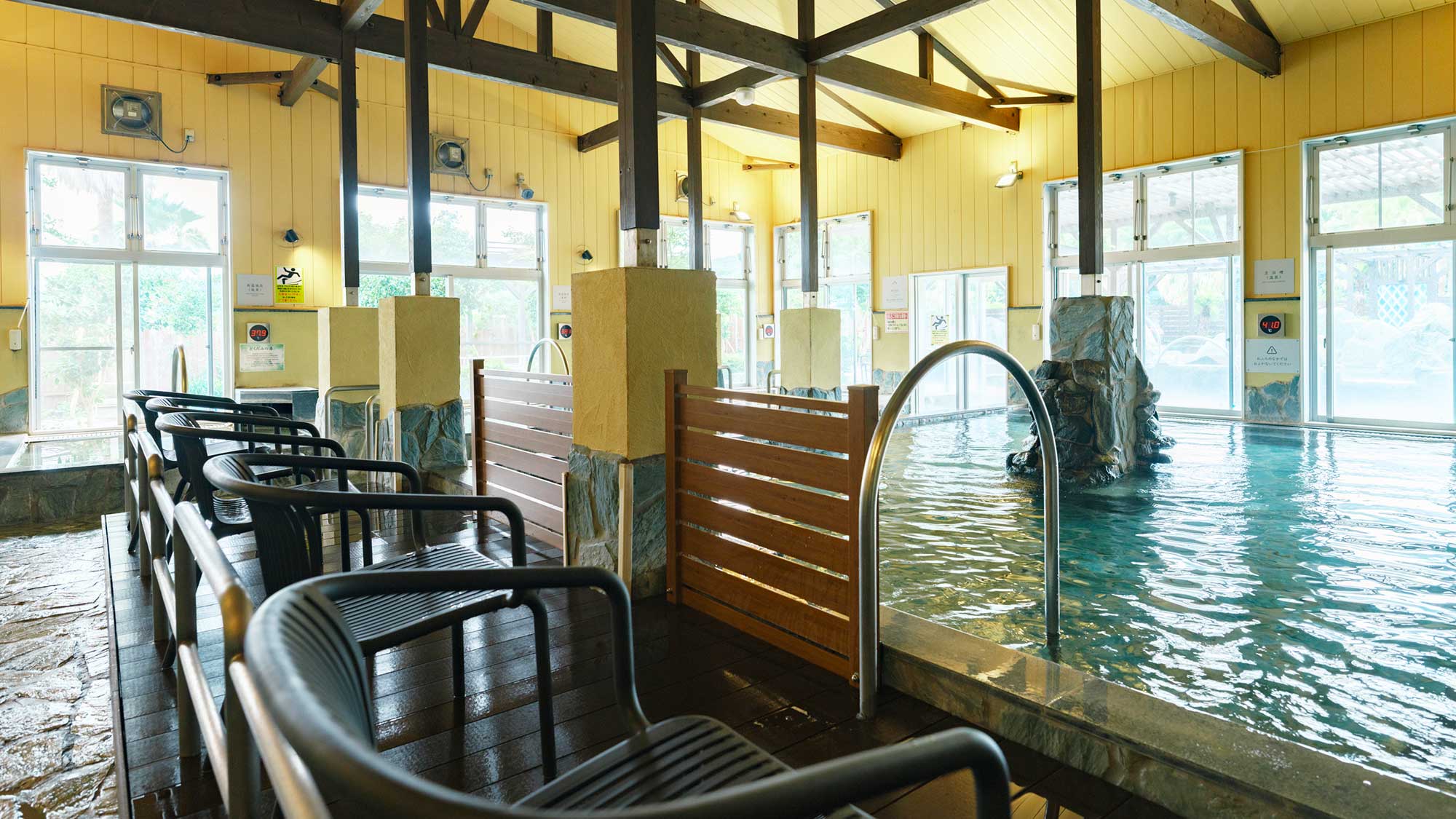 【最高の湯／大浴場】ととのいイスもご用意しております。サウナの後の休息にどうぞ♪