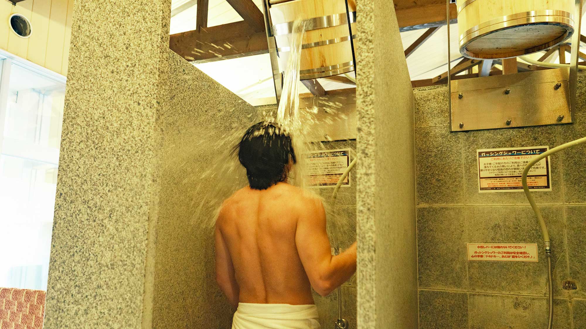 【最高の湯／ガッシングシャワー】メディテーションサウナの目の前にあるシャワー。【大きな桶】が目印♪