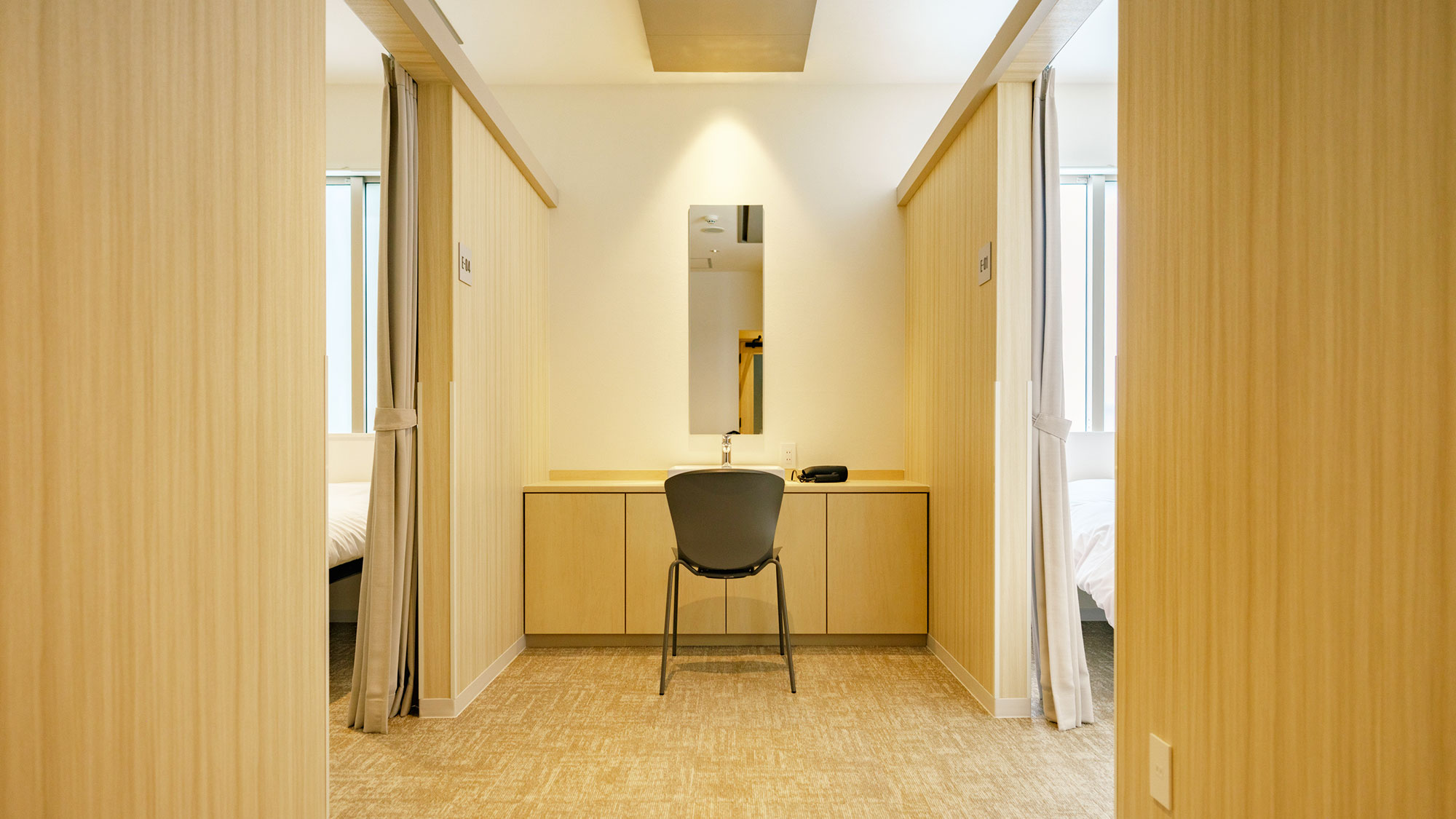 【女性専用キャビン】洗面台・ドライヤーをご用意しておりますので、朝の身支度もゆっくり整えられます。