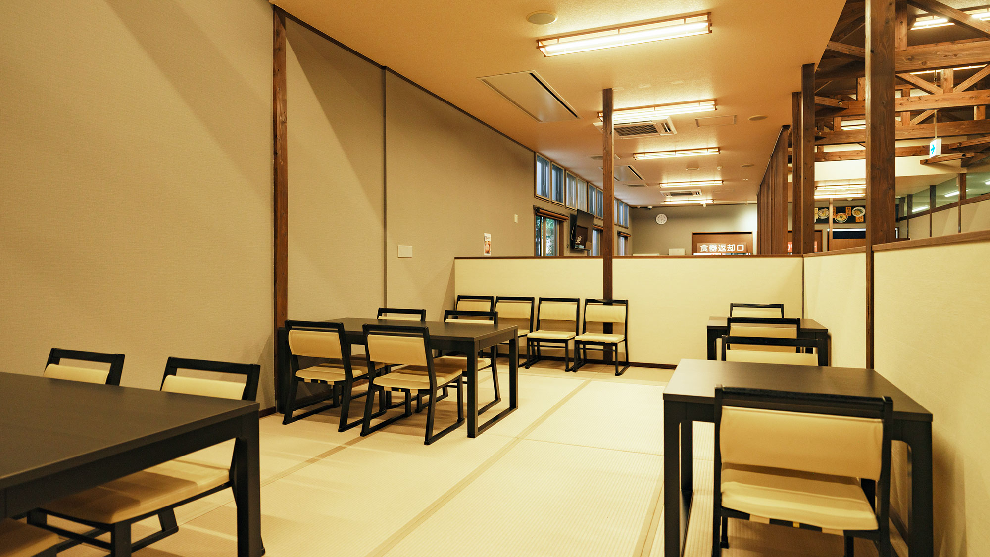 【最高の湯／お食事処】仕切りのあるお座敷タイプのテーブル席。ゆったりとお食事をお楽しみください。