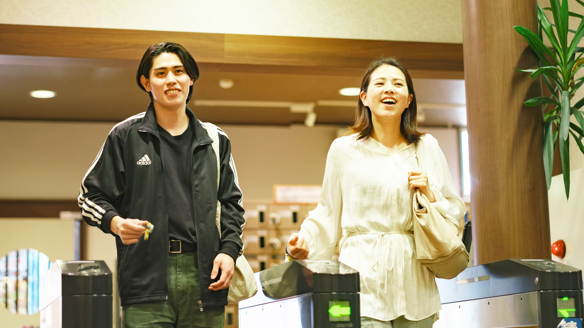 【最高の湯／入場ゲート】まるで電車の改札口のようなゲートを通って施設内に入ります。