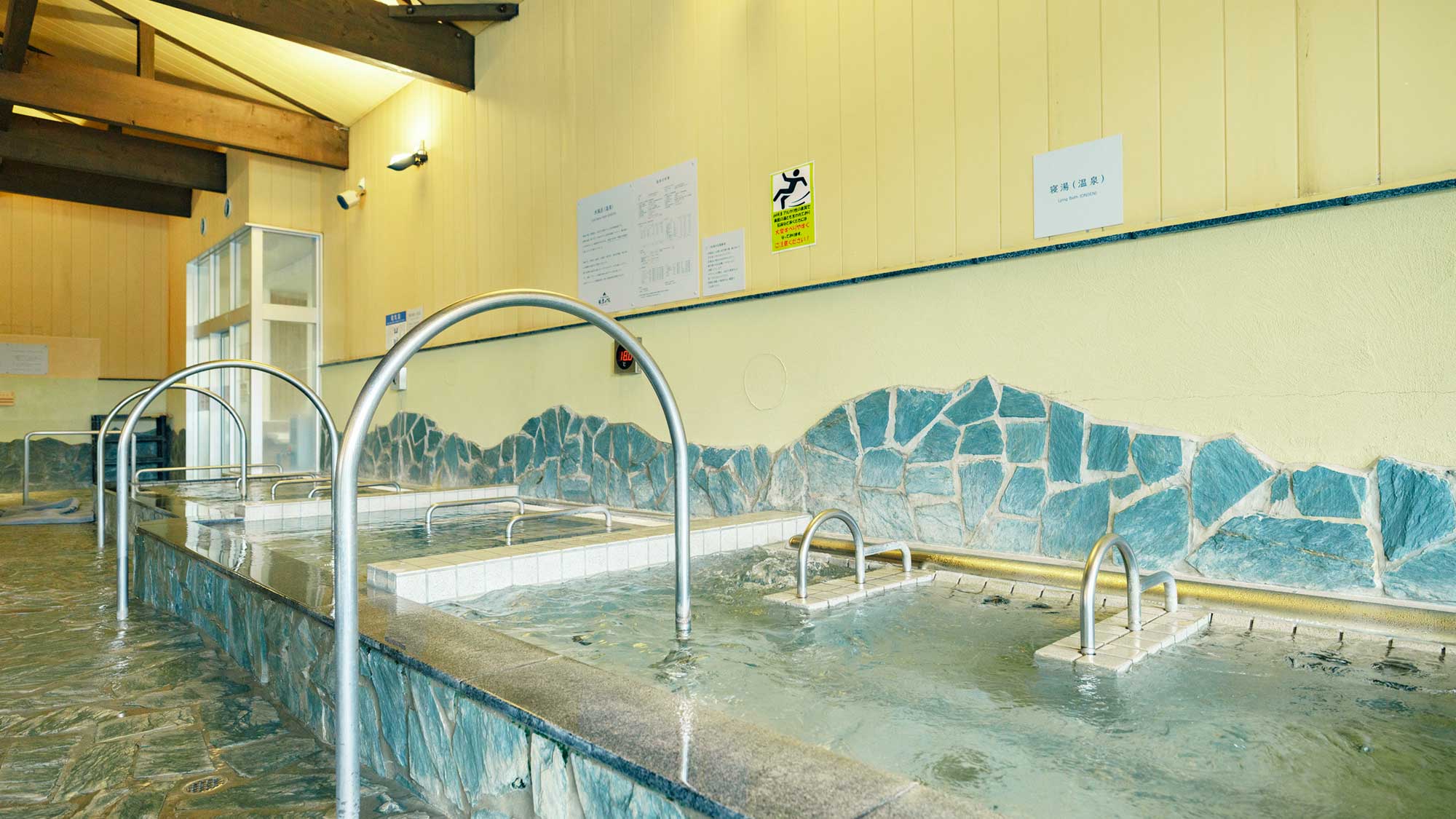 【最高の湯／大浴場】◇寝湯◇寝そべって入浴すれば、からだへの負担が少なく、ゆっくり寛ぐことができます