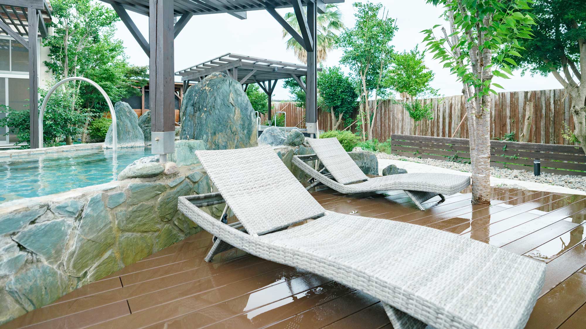 【最高の湯／露天風呂】リクライニングベッドもご用意しておりますので、心地よいととのいタイム♪