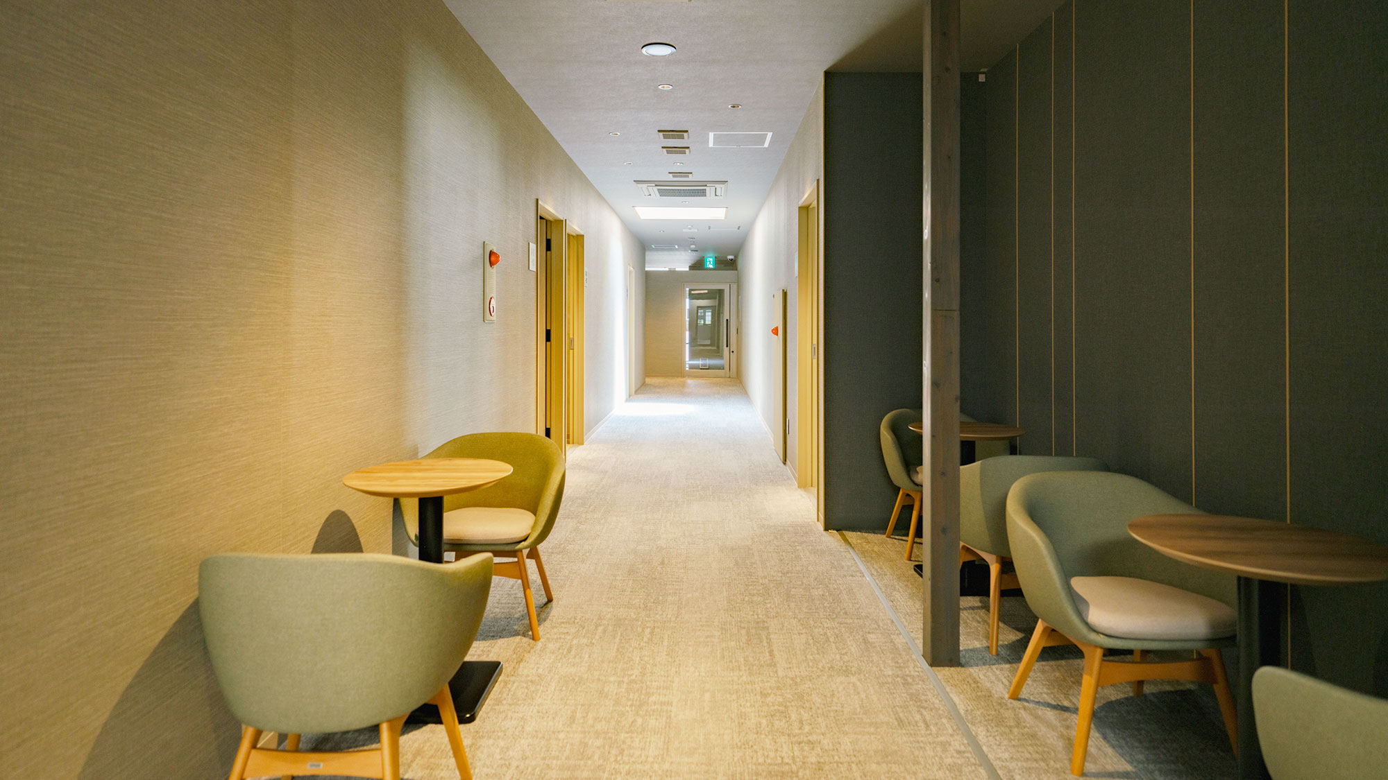 【共有スペース】こちらでお食事をとっていただくことが可能です。冷蔵庫や電子レンジも完備しています。