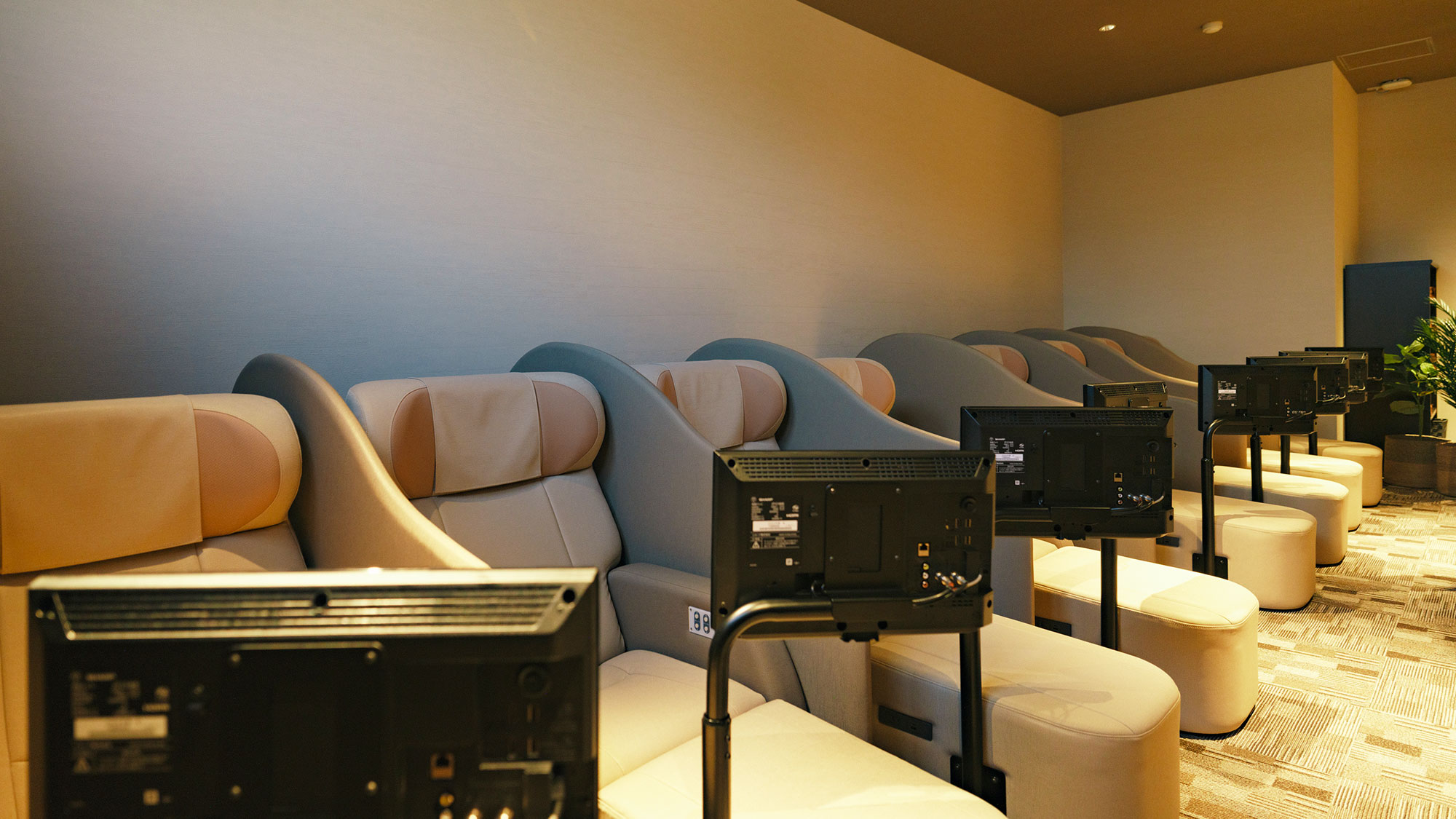 【最高の湯／リラクゼーションルーム】8台はTVモニター付になっております。