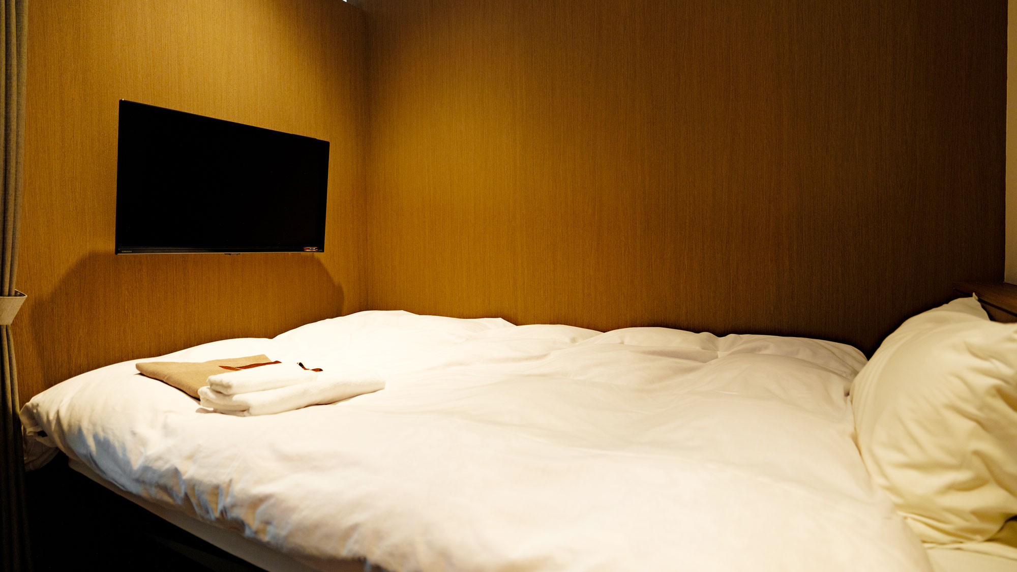 【キャビン】しっかりと足を伸ばしてお寛ぎいただけるスペース。寝ころびながらテレビもご覧いただけます。