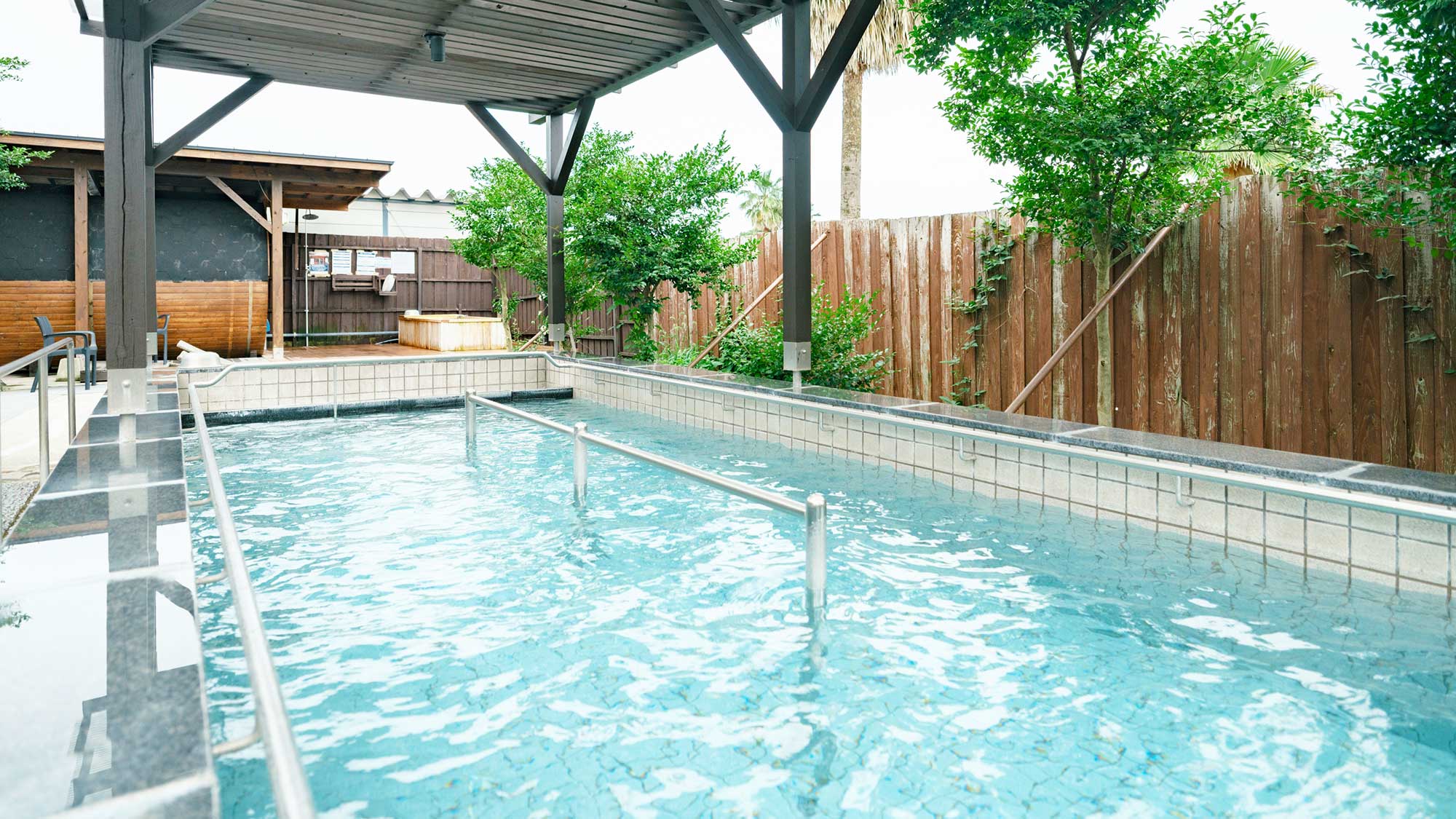 【最高の湯／露天風呂】たっぷりとした深さがあり、歩行浴が楽しめます！