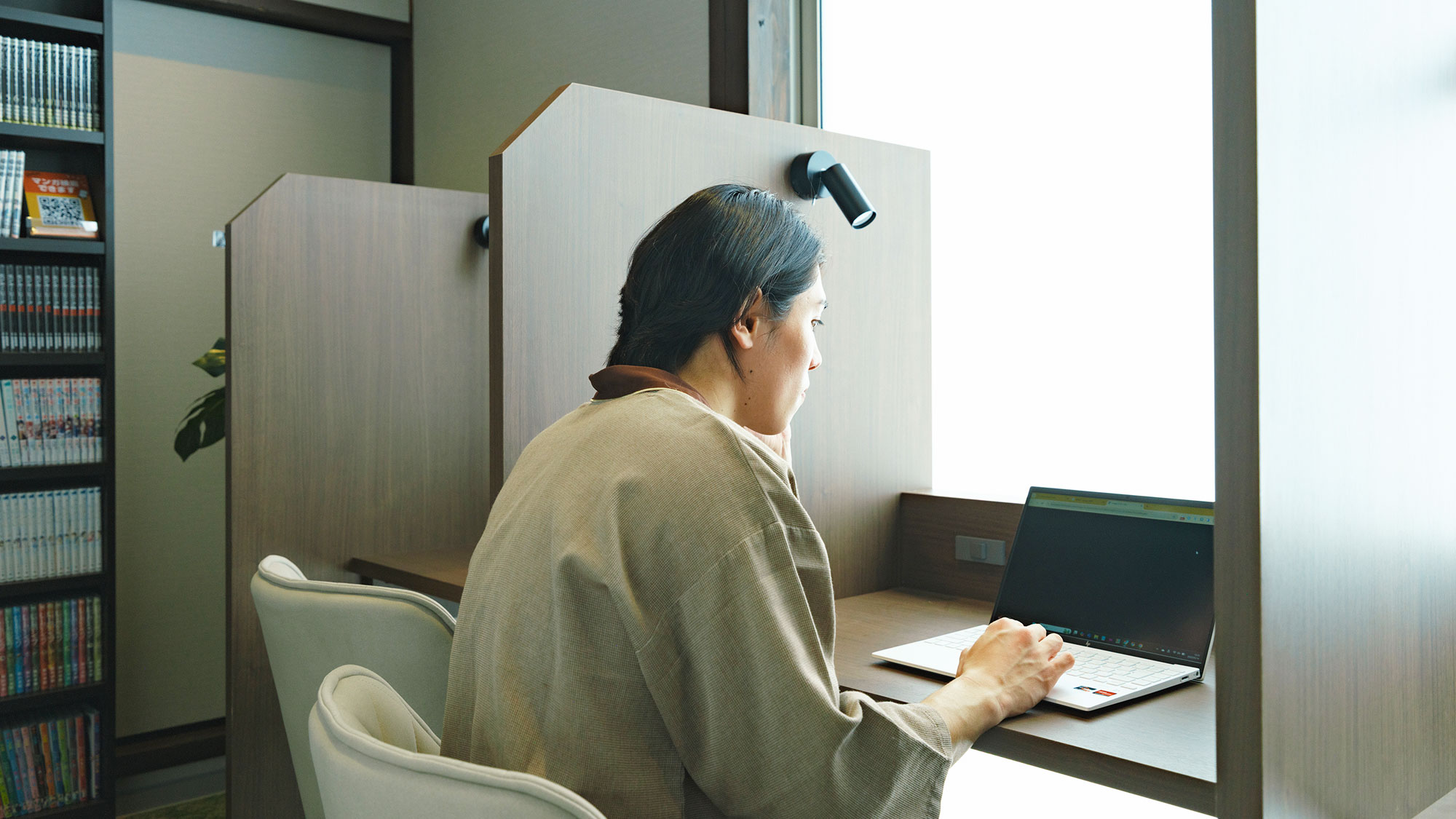 【最高の湯／ライブラリー】デスクライトやコンセント付のワーキングスペースも完備。PC作業も可能です。