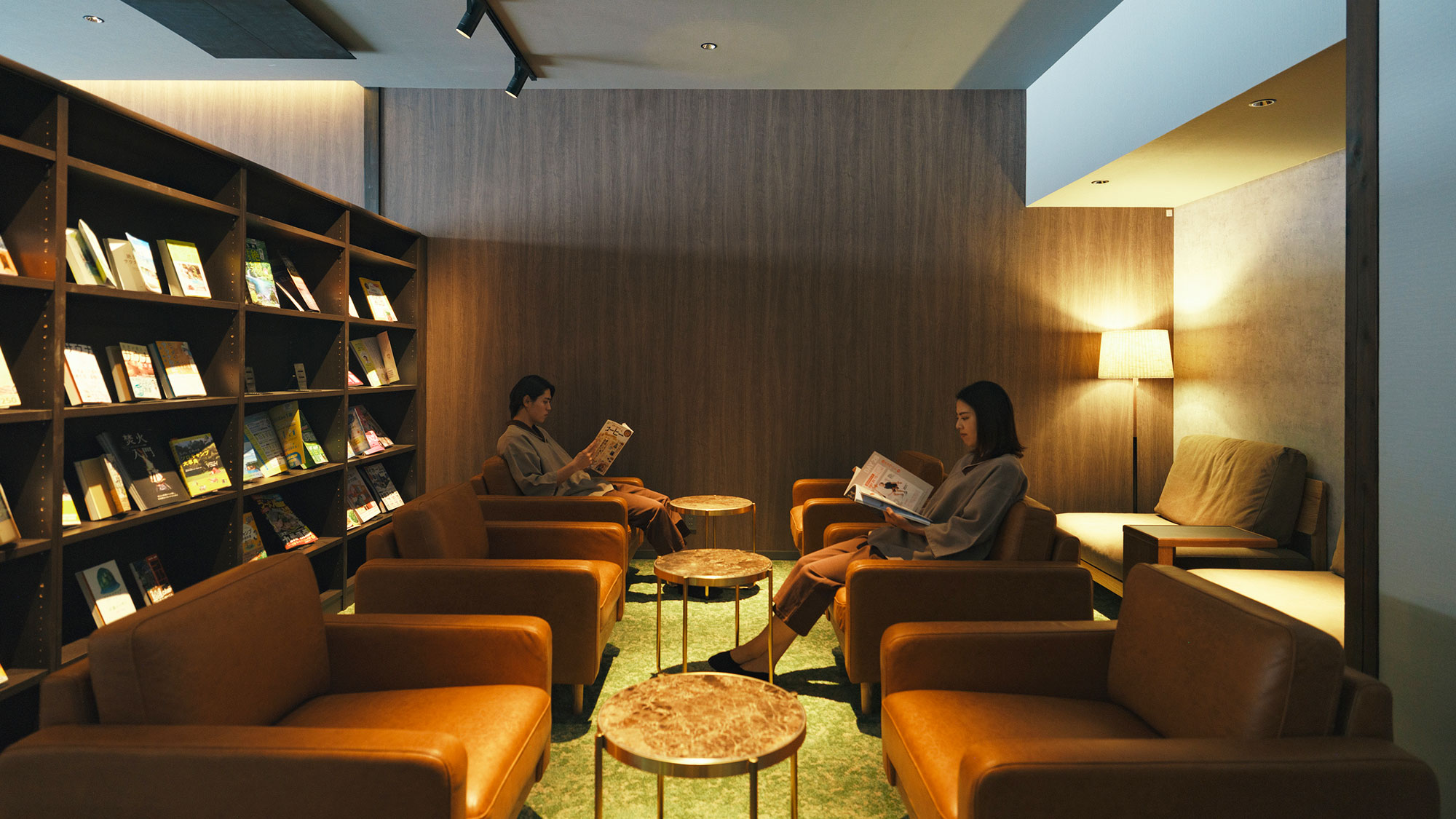 【最高の湯／ライブラリー】漫画以外の様々な種類の雑誌や書籍を取り揃えた読書スペース。