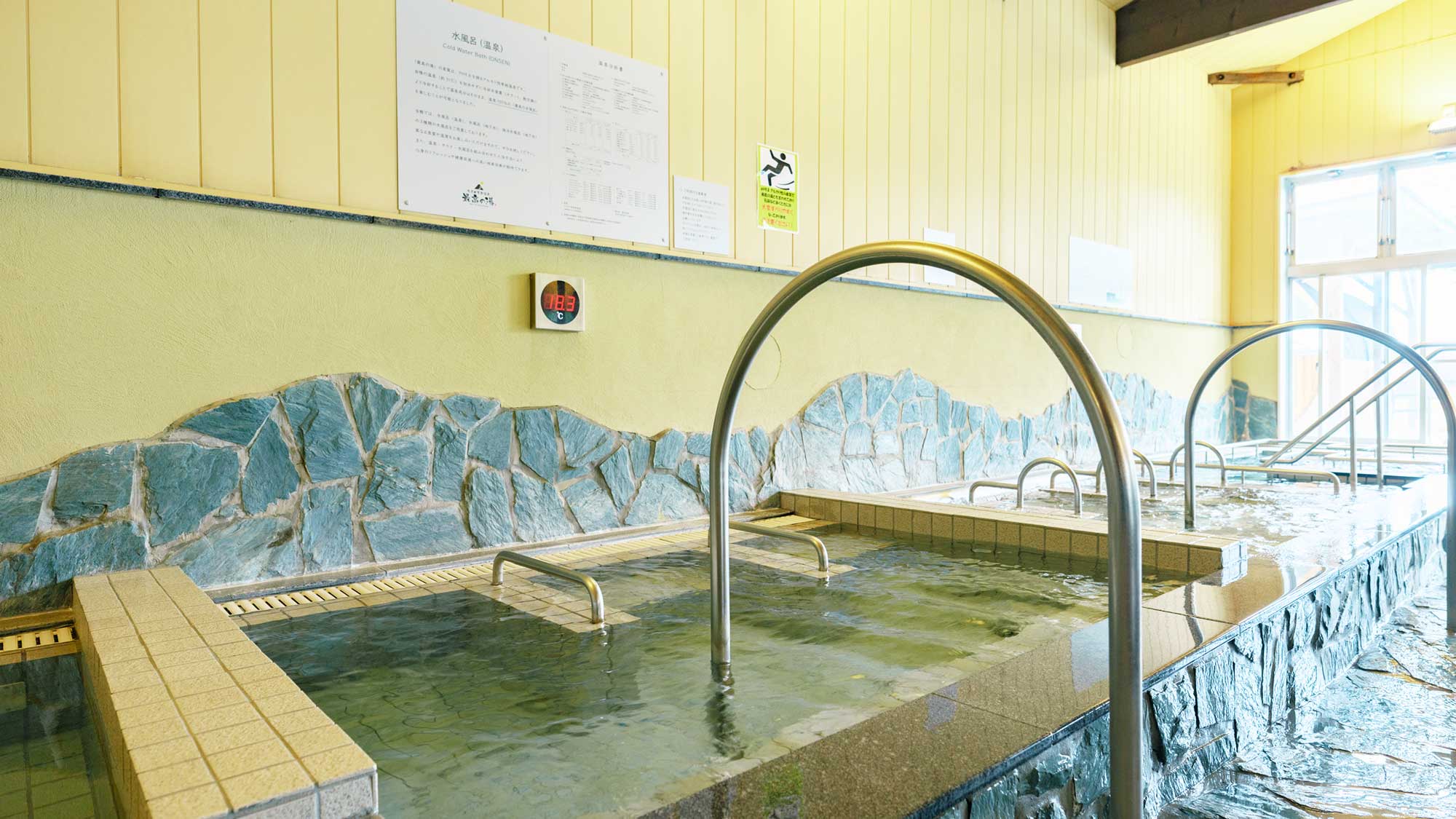 【最高の湯／大浴場】◇水風呂◇温泉を冷却しているので、温泉成分そのままの「最高の水風呂」が楽しめます