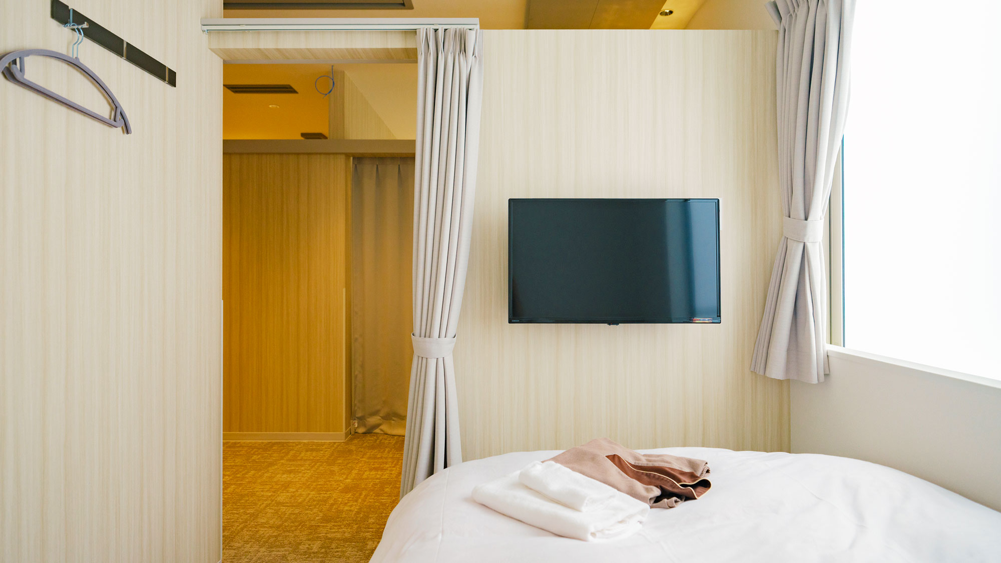 【女性専用キャビン】ベッド以外のスペースもゆったり。着替えや身支度も楽々♪