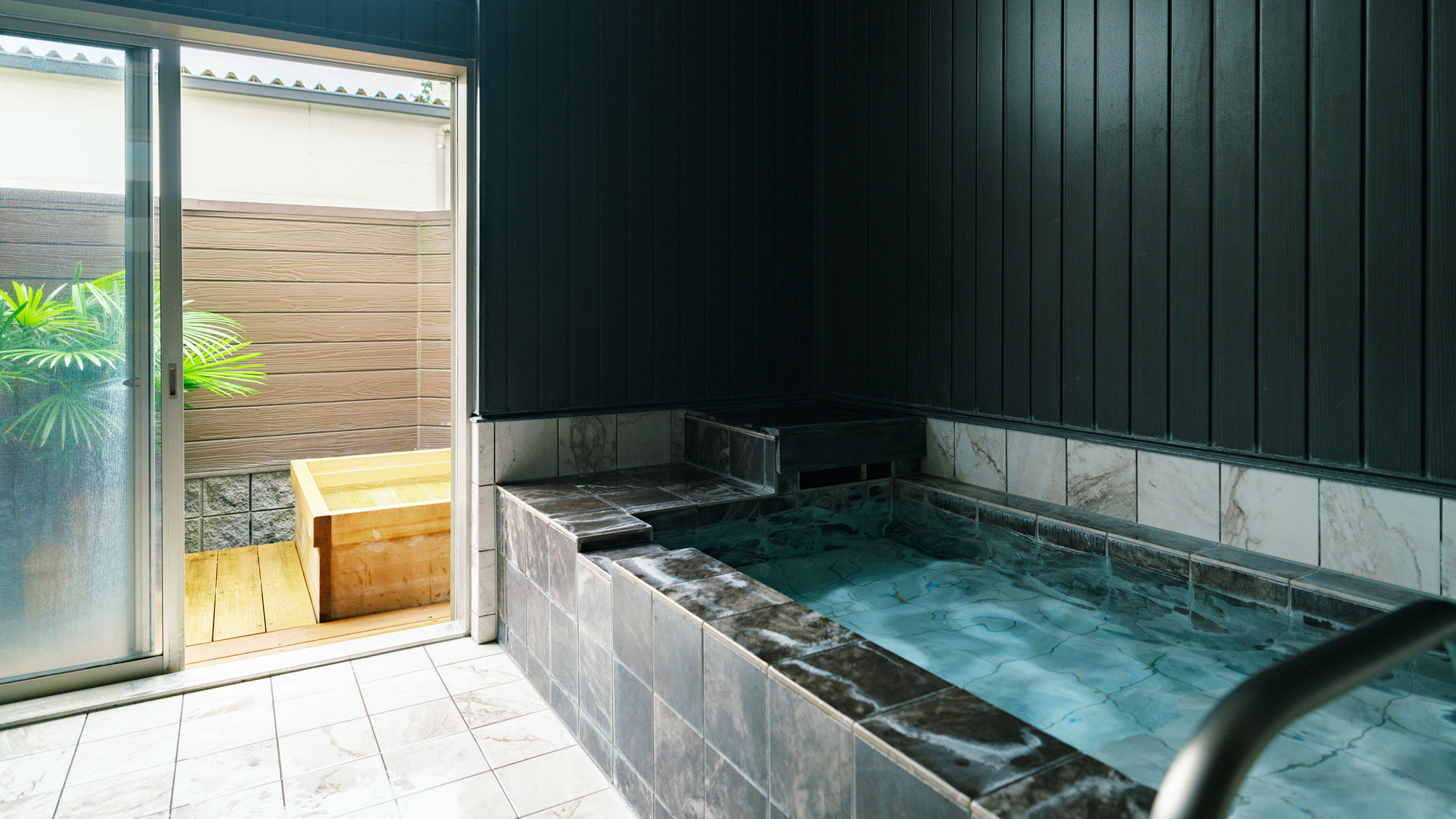 【最高の湯／家族風呂】別料金で家族風呂もご利用いただけます。空き状況などフロントにお尋ねください。