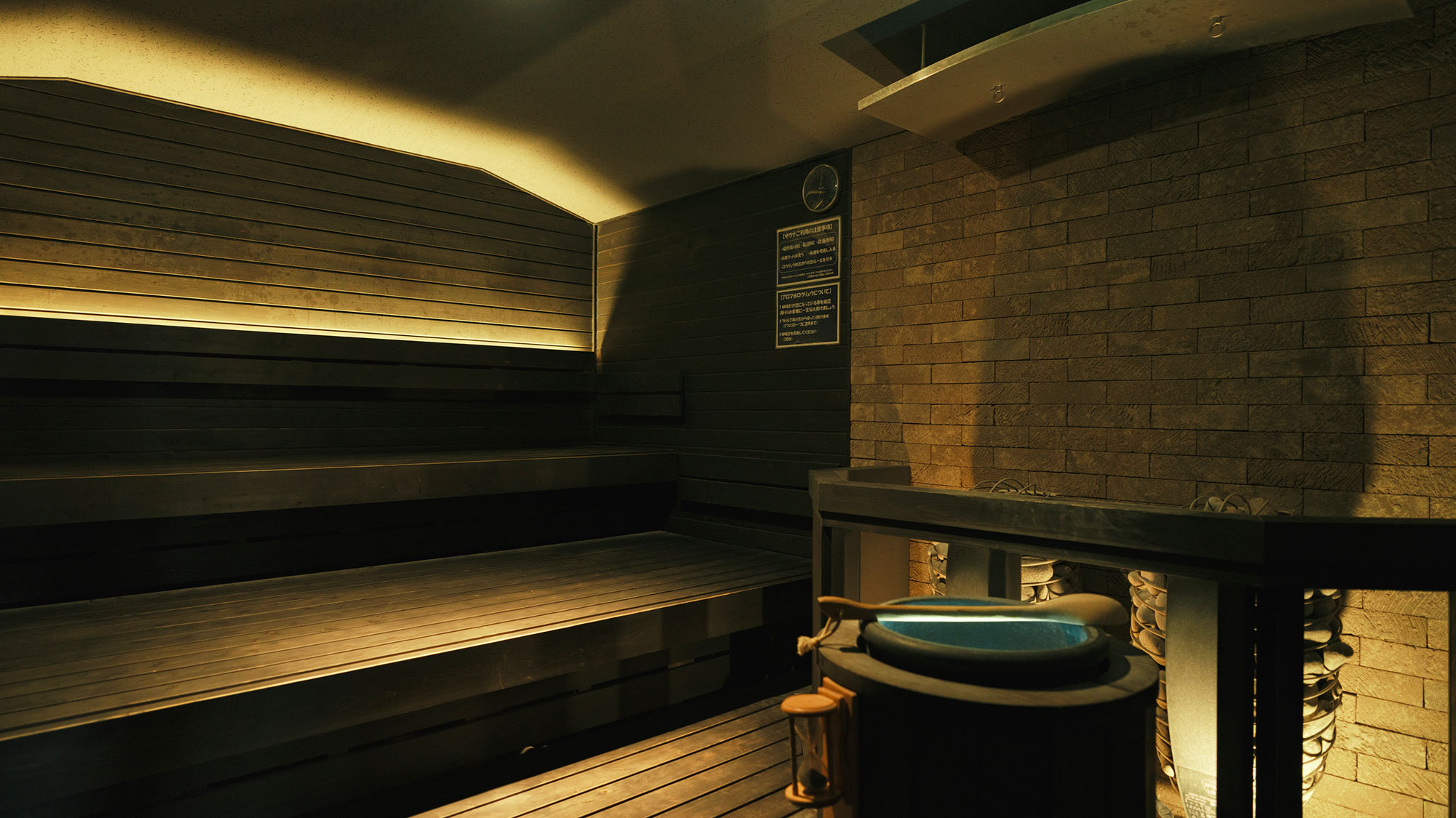 【最高の湯／メディテーションサウナ】炭鉱で栄えた情熱的な大牟田をイメージし暖かくもシックな空間。