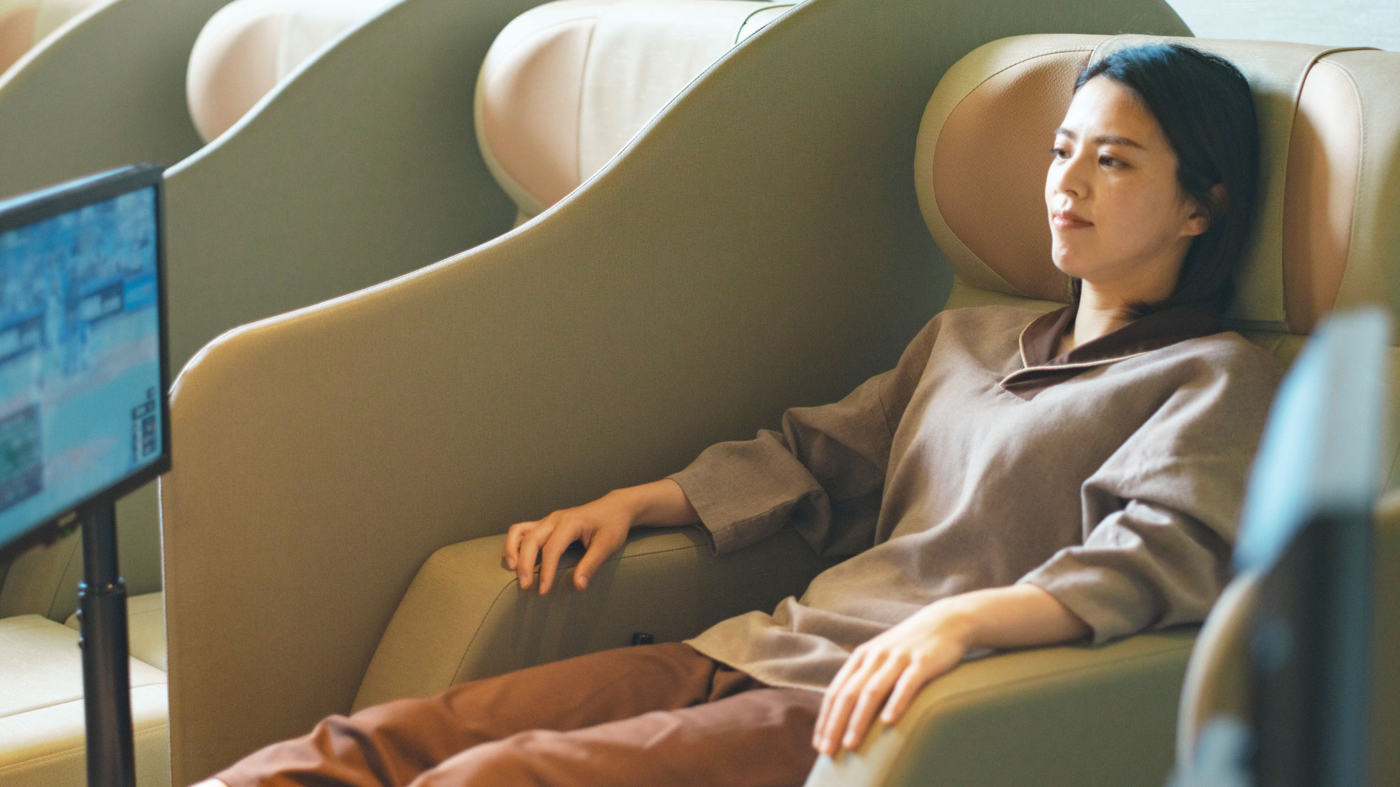 【最高の湯／リラクゼーションルーム】上質な寝心地のリクライニングチェアで全身リラックス。