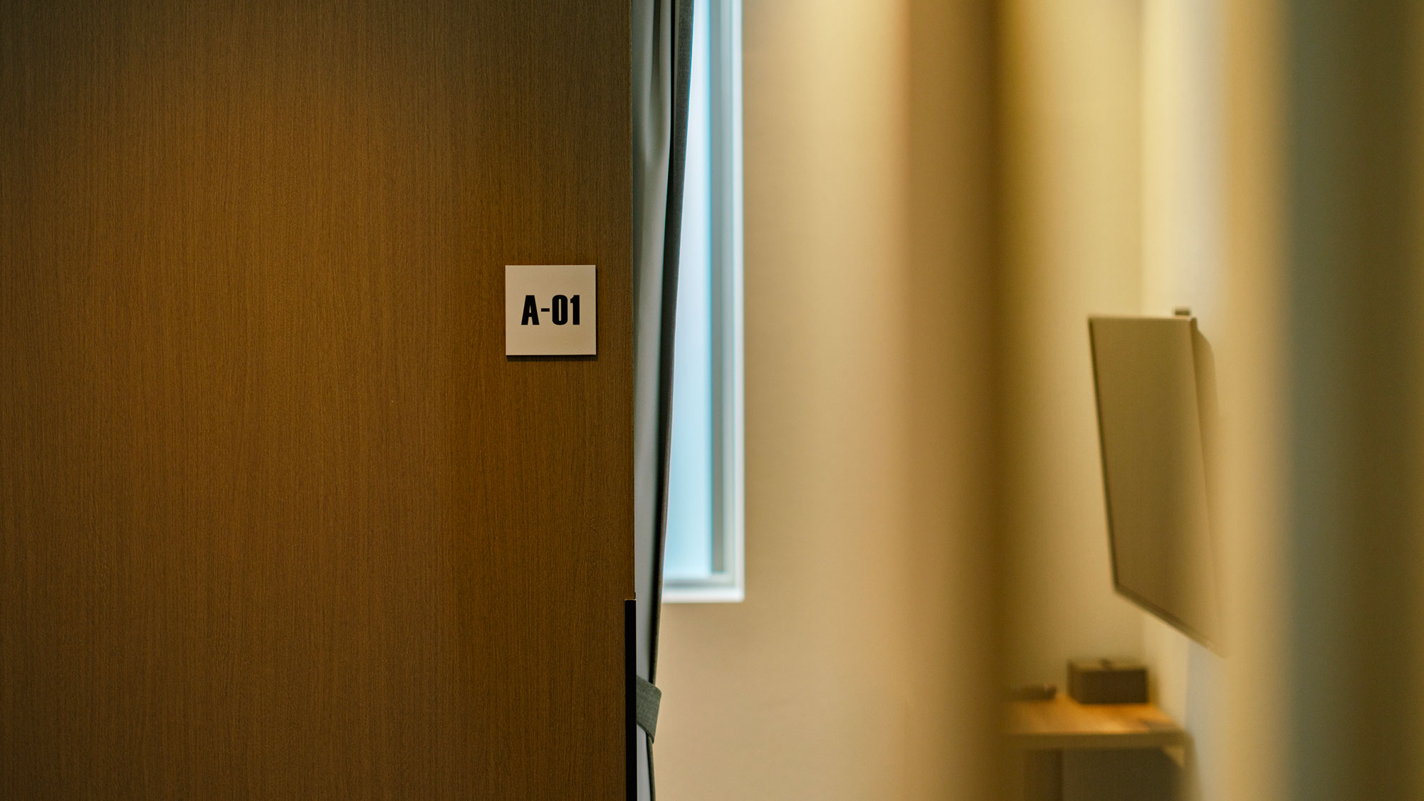 【キャビン】各キャビン入口はカーテンで仕切られており、個室感覚でお寛ぎいただけます。