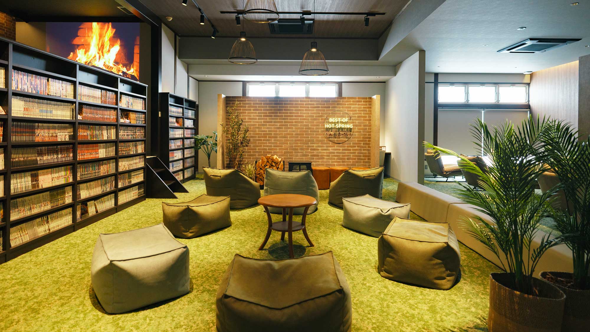 【最高の湯／ライブラリー】漫画や雑誌など多数そろう寛ぎのスペース。クッションもたっぷり♪