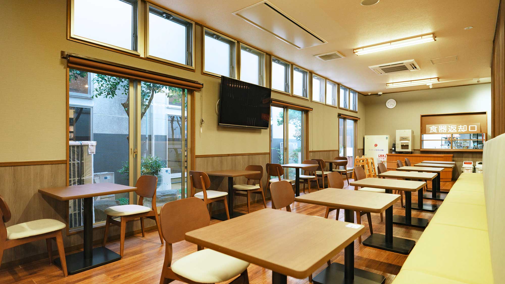 【最高の湯／お食事処】大きな窓に面したテーブル+ソファー席です。TVを設置しております。