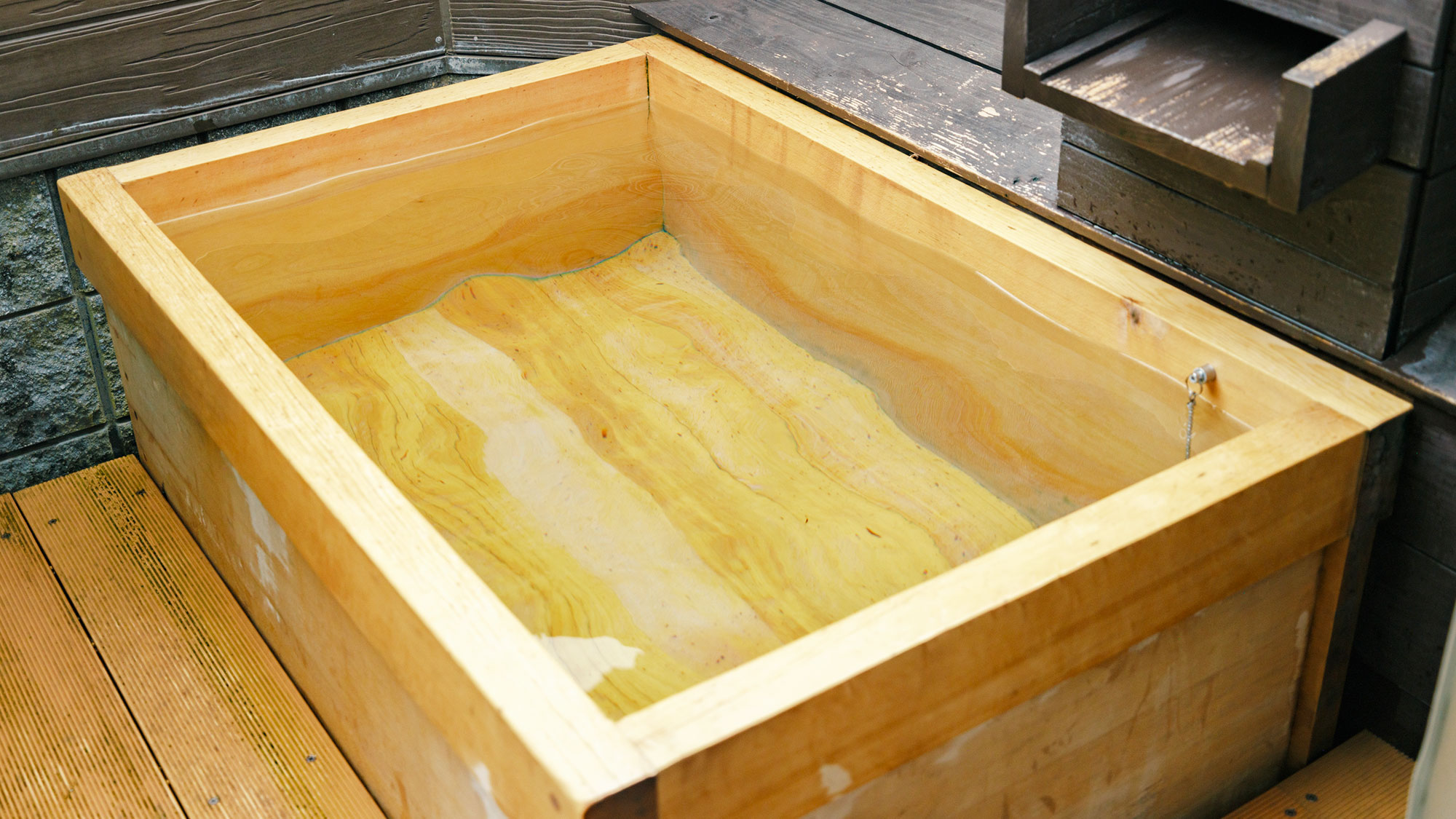 【最高の湯／家族風呂】様々なタイプの湯船がございます。フロントにてご予約ください。（別料金）