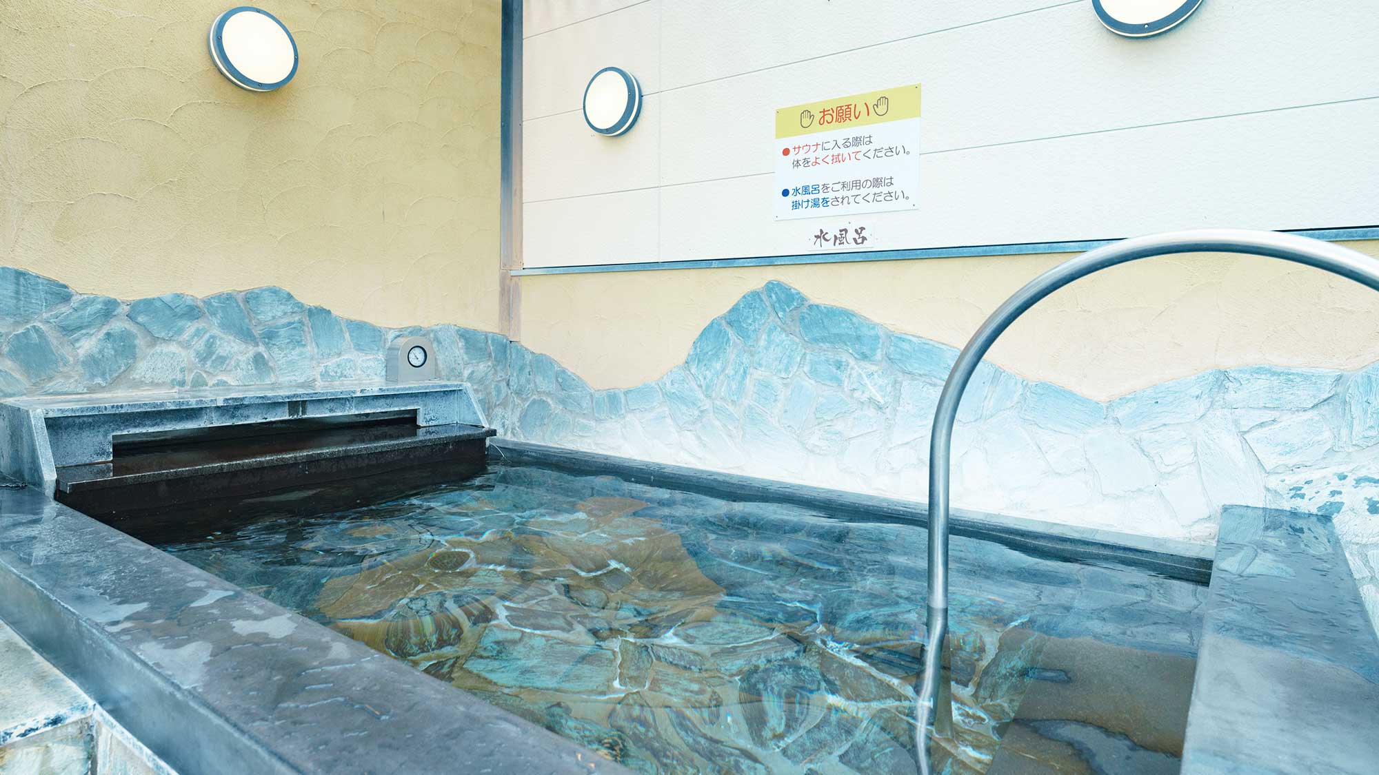 【最高の湯／水風呂】露天エリア（ハイブリッドサウナ・ミストサウナ横）にある水風呂。