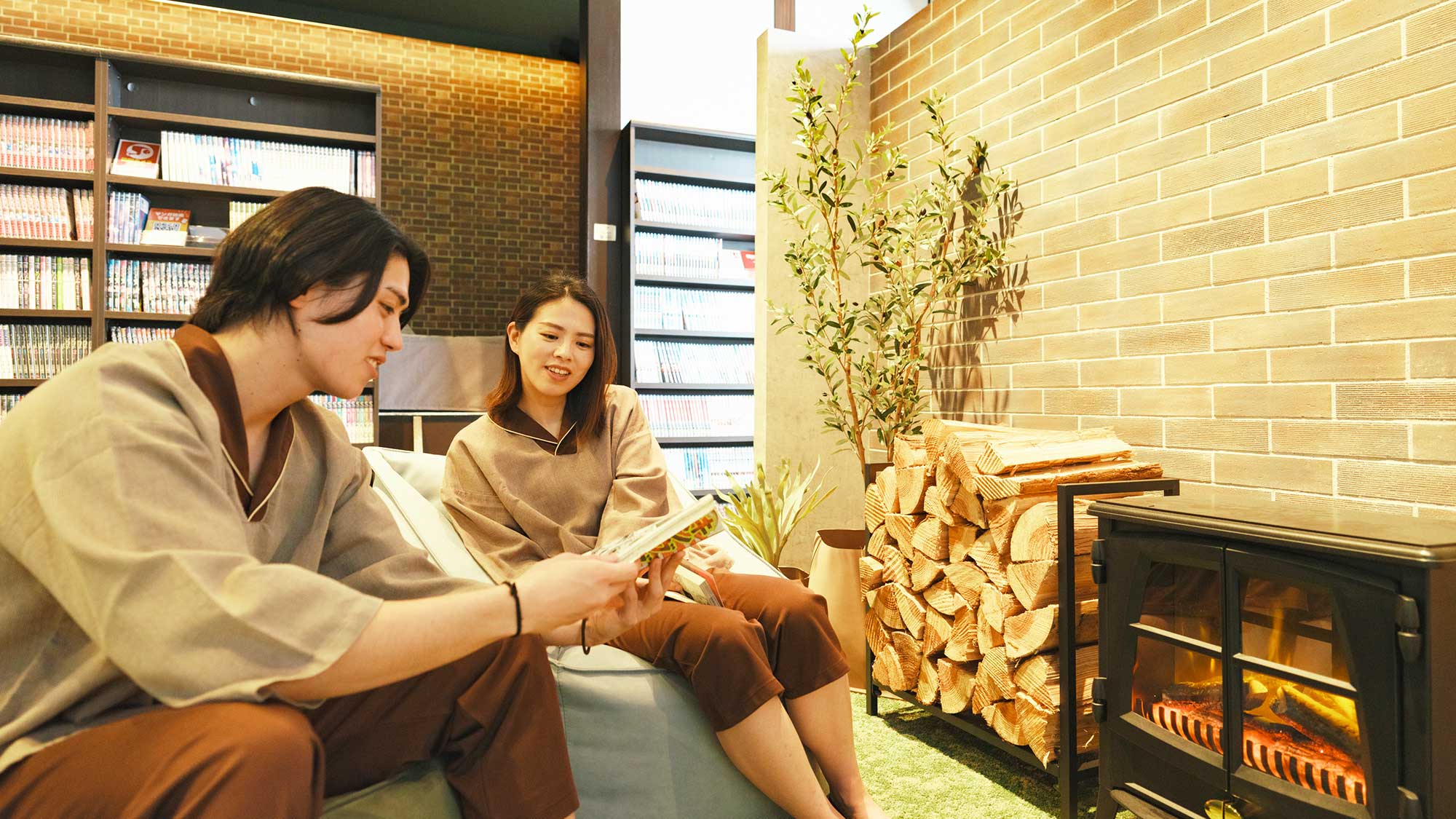 【最高の湯／ライブラリー】アウトドアをイメージしたインテリアに囲まれながら、寛ぎの時間を。