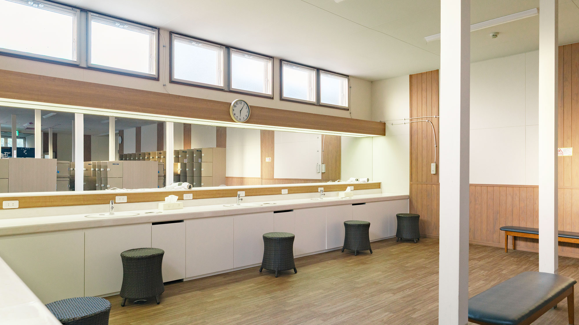 【最高の湯／脱衣所】ロッカーは鍵付きで無料でご利用いただけます。貴重品の管理に。