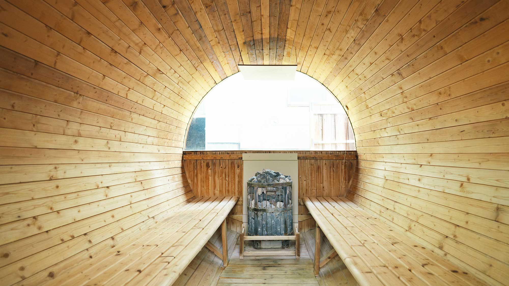 【最高の湯／バレルサウナ】フィンランド発祥のユニークなデザイン・樽型（バレル）のサウナも新設！