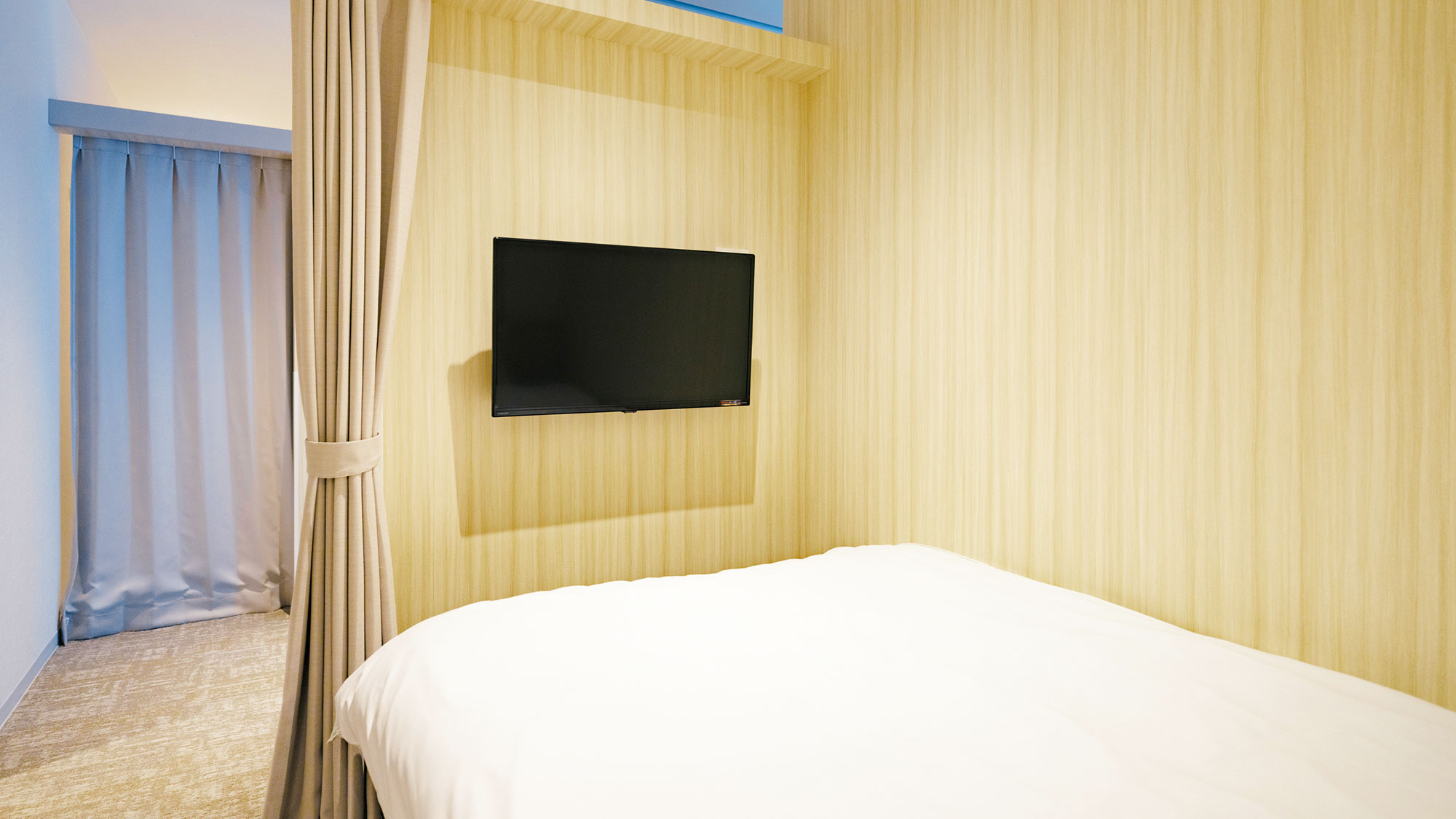 【女性専用キャビン】ベッドに寝転がってテレビを見ながら、ゆっくりお休みください♪