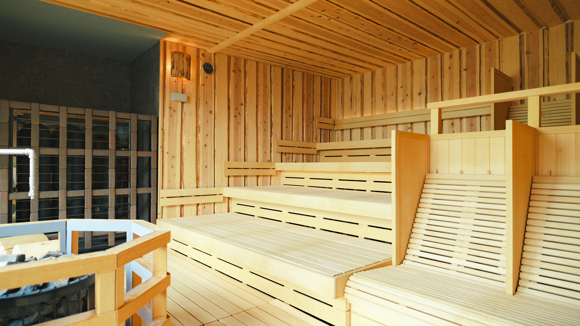 【最高の湯／ハイブリッドサウナ】遠赤外線ヒーター&times;ハルビア電気ヒーターでのオートロウリュ機能付。