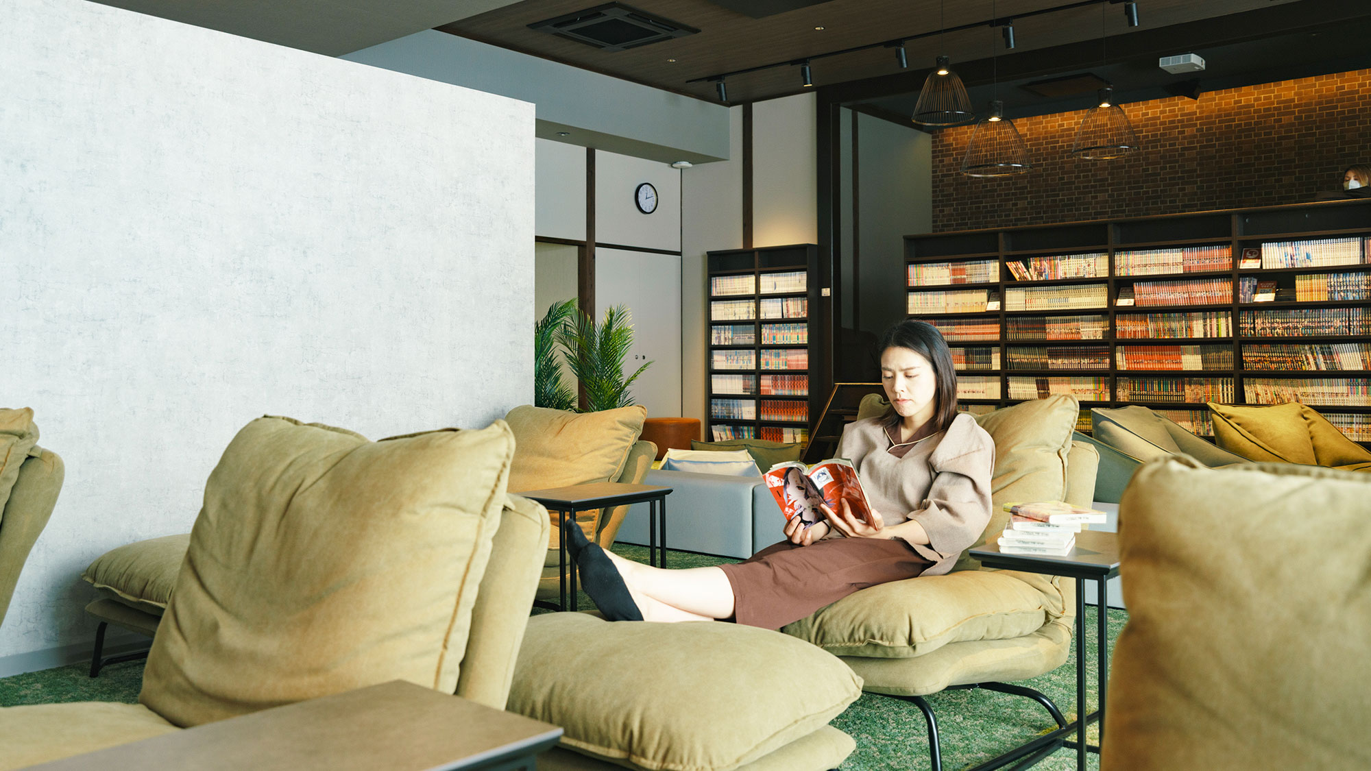 【最高の湯／ライブラリー】テーブル付きのリクライニングソファー。足を伸ばしてお寛ぎいただけます。