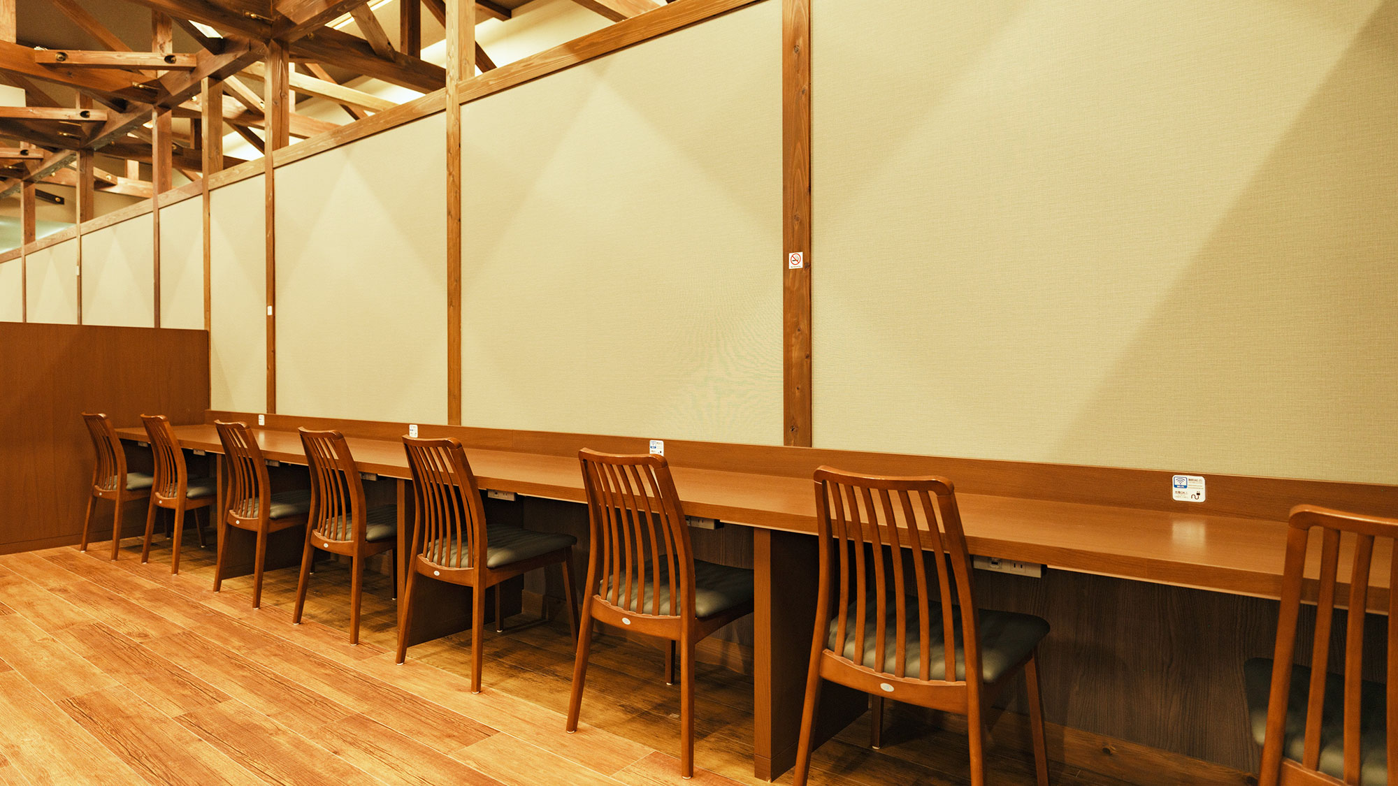 【最高の湯／お食事処】お一人様からご利用可能なカウンター席です。