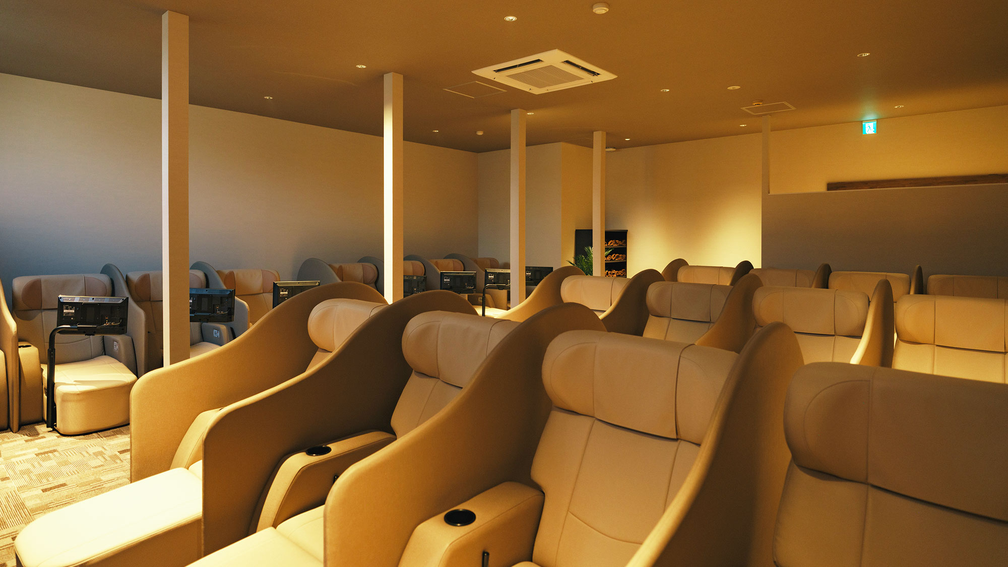 【最高の湯／リラクゼーションルーム】20台のリクライニングチェアを設置。全台電源・USBポート付。