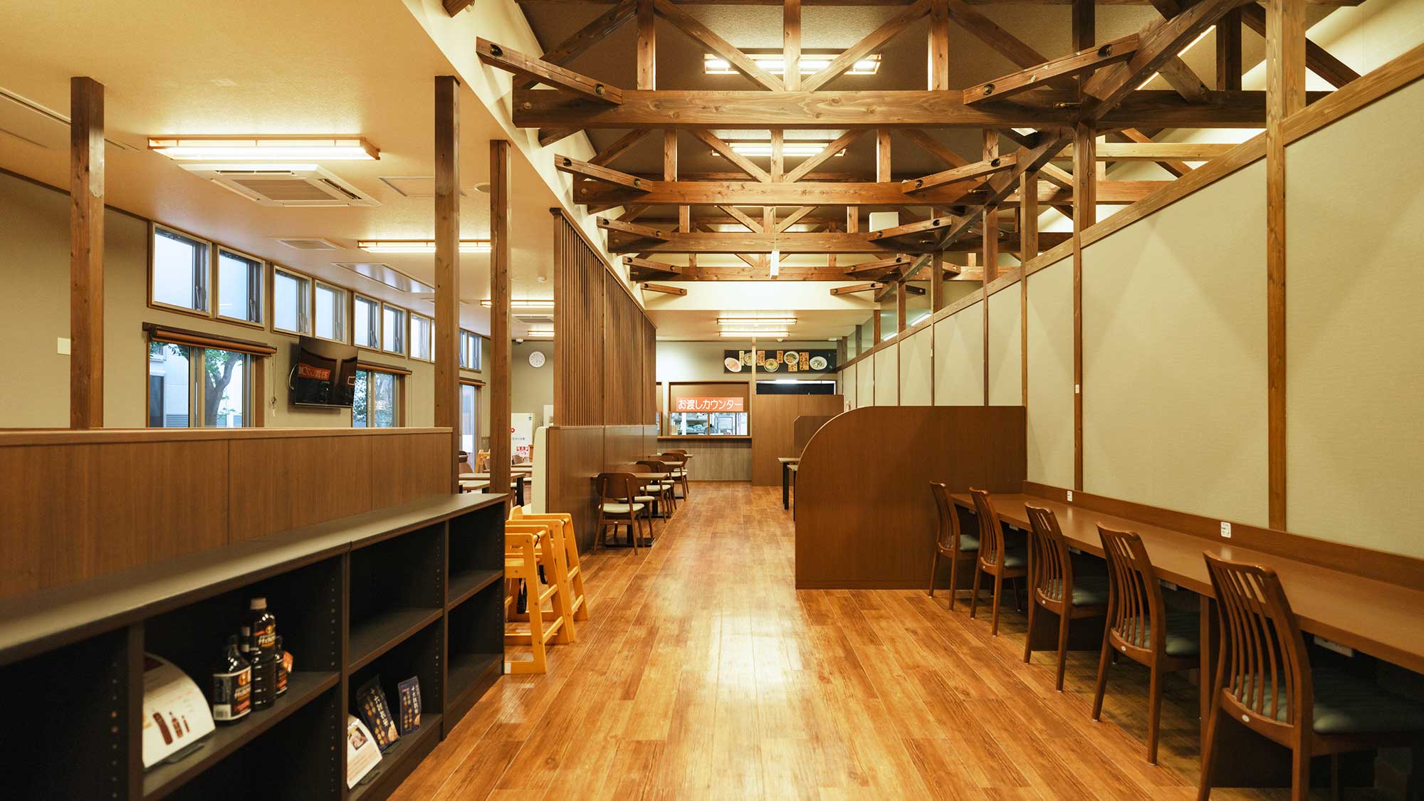 【最高の湯／お食事処】お一人様からご家族連れまでご利用いただける座席をご用意しております。